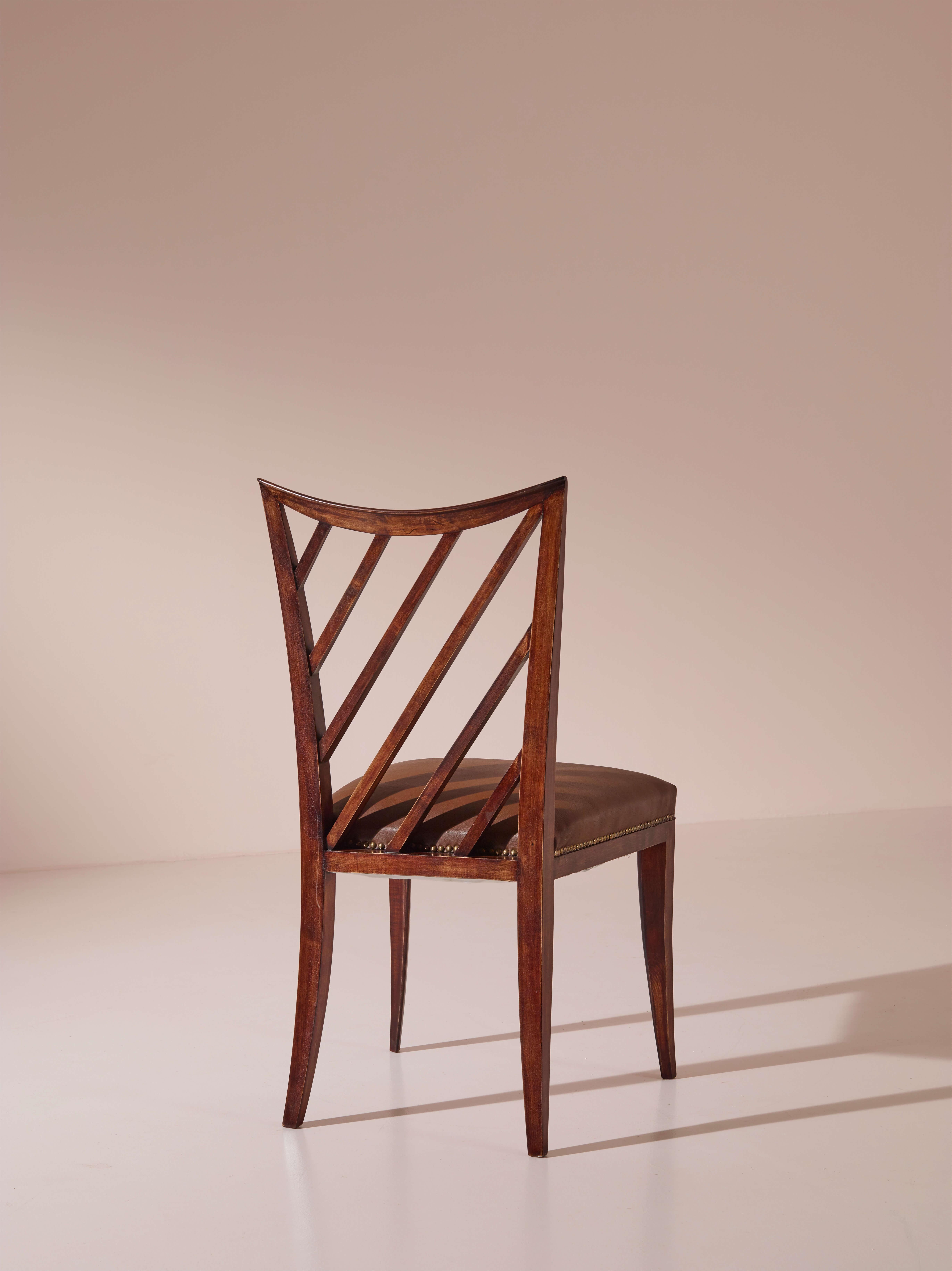 Juego de 12 sillas de comedor de nogal y cuero Salvati & Tresoldi, Italia, años 50 en Bueno estado para la venta en Chiavari, Liguria