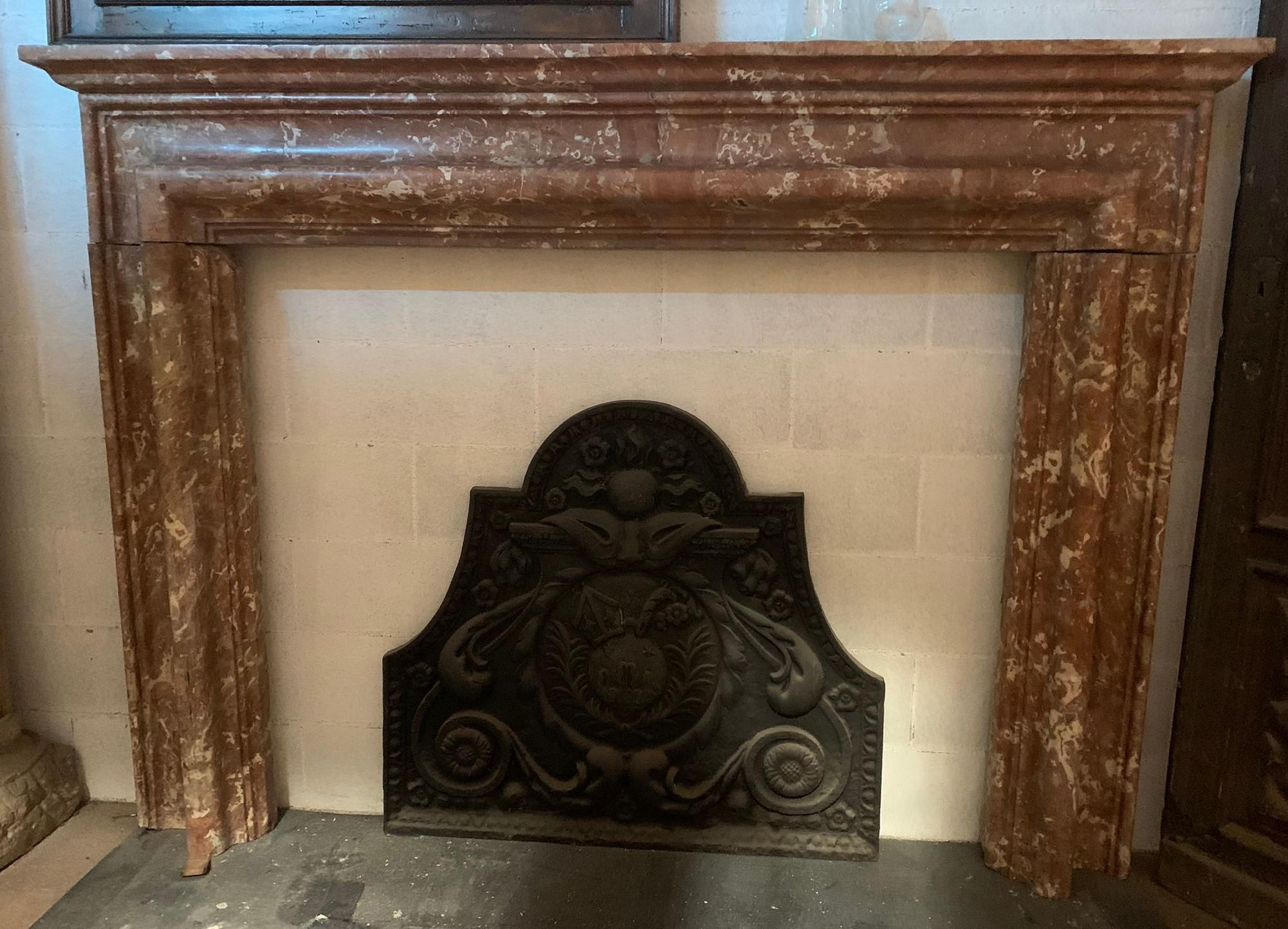 Antique Salvator Rosa fireplace in Rosso Francia marble, original from the 17th century.
Rosso Francia marble is a stone material with a beautiful dark red background with white and grey veins, extracted from quarries in France. Of great impact and