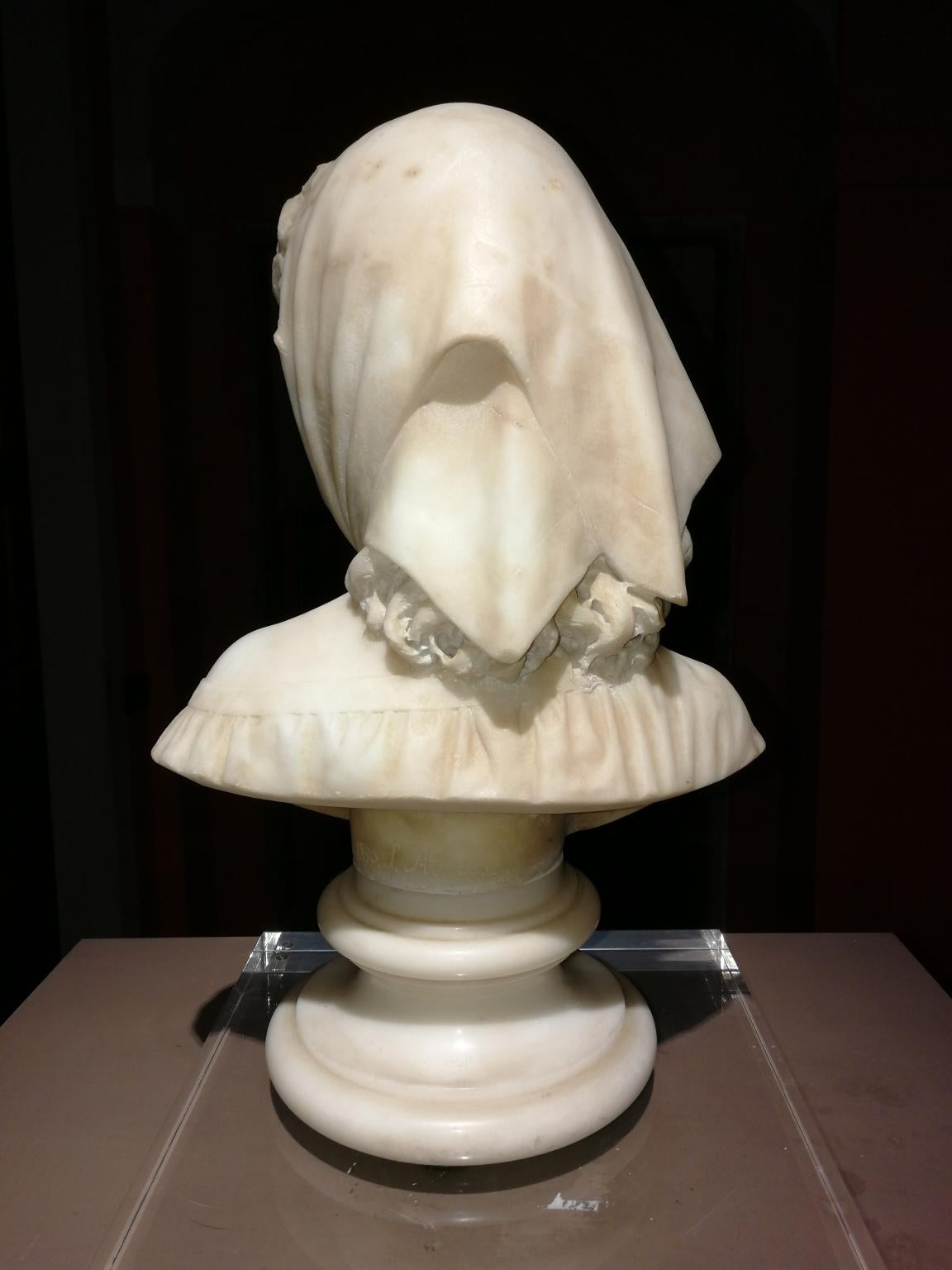 Scultura in marmo italiana ritratto di fanciulla religiosa del XIX secolo - Realist Sculpture by Salvatore Albano