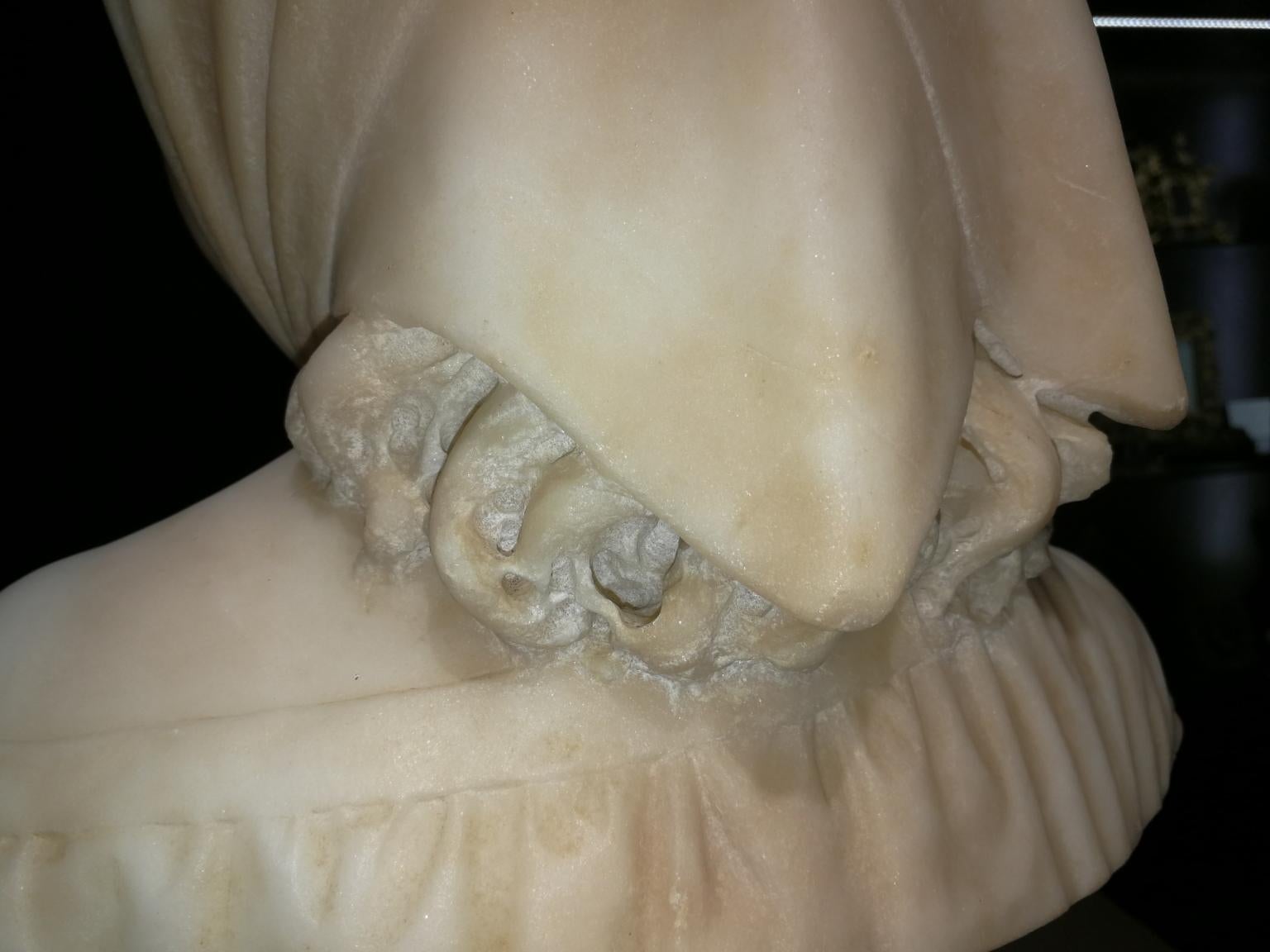Il busto marmoreo, datato 1890, appartiene alla sua età adulta, nello specifico all’ultimo anno della sua vita, quando era molto richiesto e aveva uno studio molto prolifico a Firenze. Rappresenta una giovane contadinella, ritratta con fazzoletto a
