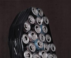 Nancy mit Dosen, Porträt. Serie Paranoia. Farbfotografie in limitierter Auflage