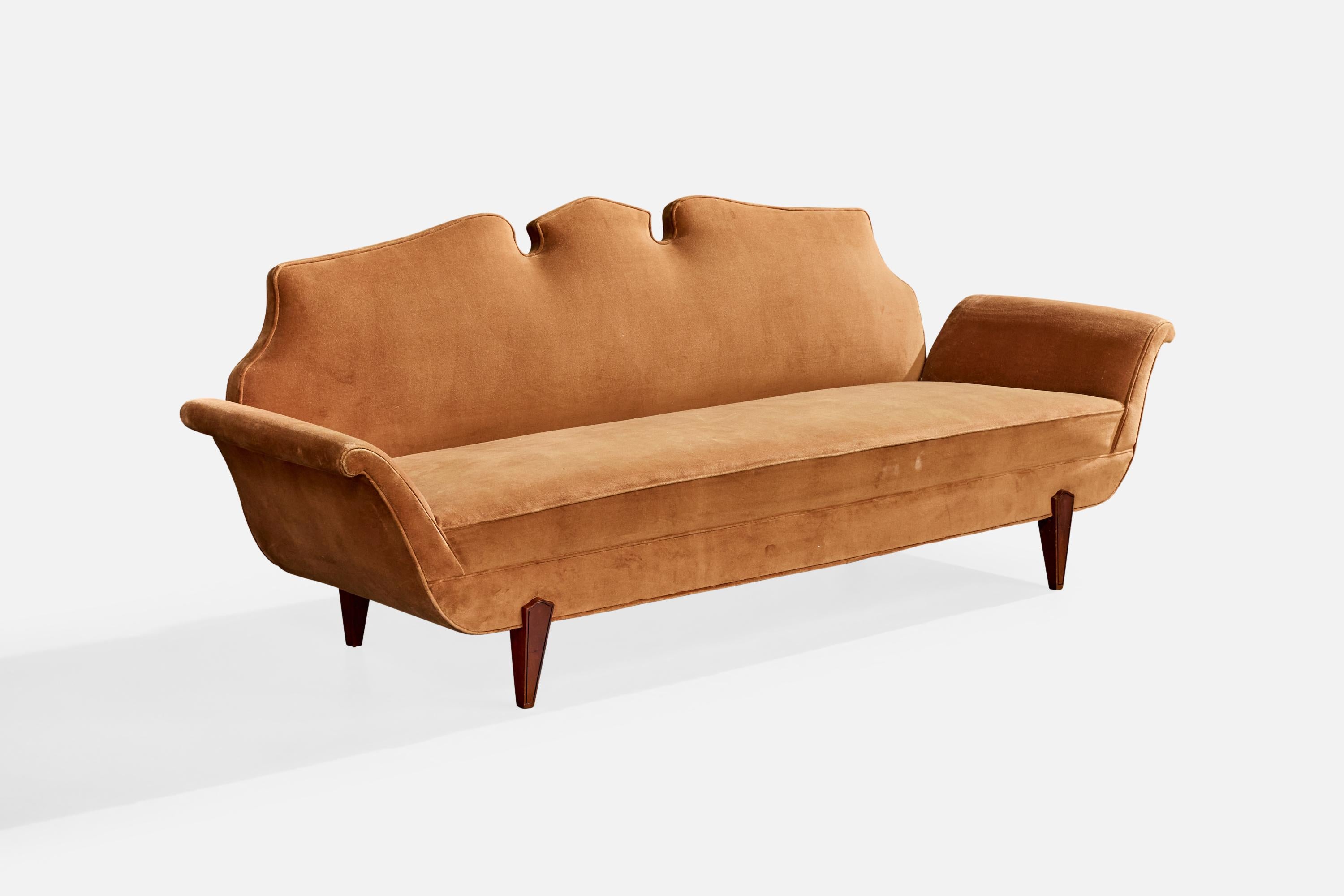 Canapé en velours brun et bois teinté foncé conçu et produit par Salvatore Dinucci, Brésil, c. 1950.

Provenance : Casa Teo, São Paulo. 

Rembourré à un moment donné de l'histoire récente.

Dimensions globales (pouces) : 32.25 