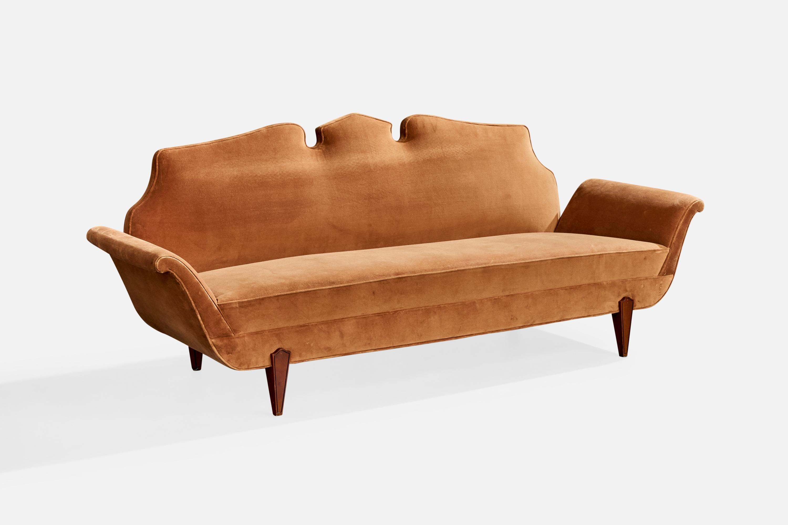 Ein Sofa aus braunem Samt und dunkel gebeiztem Holz, entworfen und hergestellt von Salvatore Dinucci, Brasilien, um 1950.

Provenienz: Casa Teo, São Paulo. 

Gesamtabmessungen (Zoll): 32,5 
