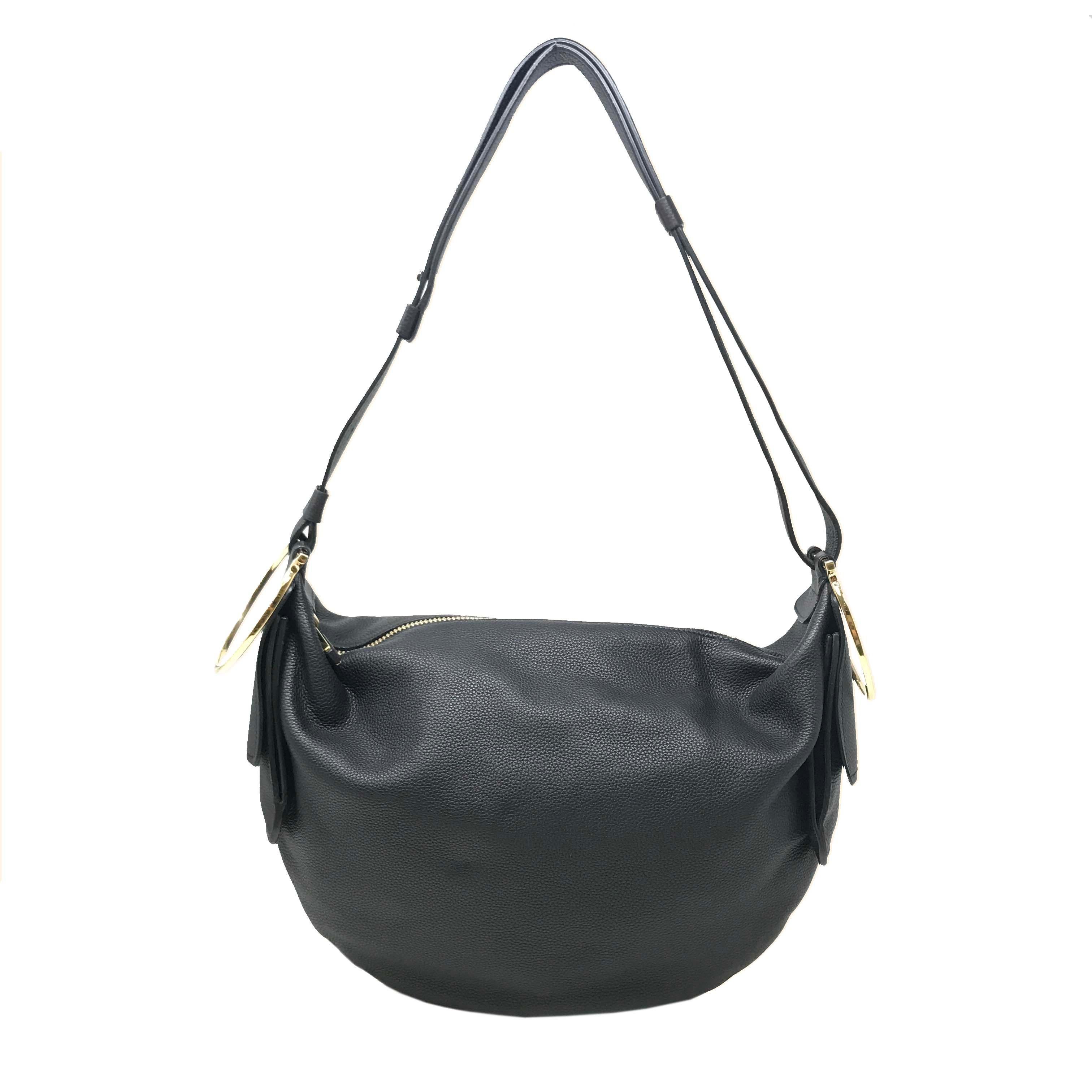 Se trata de un bolso de mujer tipo hobo de cuero negro Salvatore Ferragamo 647216 21F870 de segunda mano. La bolsa antipolvo no está incluida. Tiene algún signo de desgaste cerca de la cremallera excepto que está perfecta.