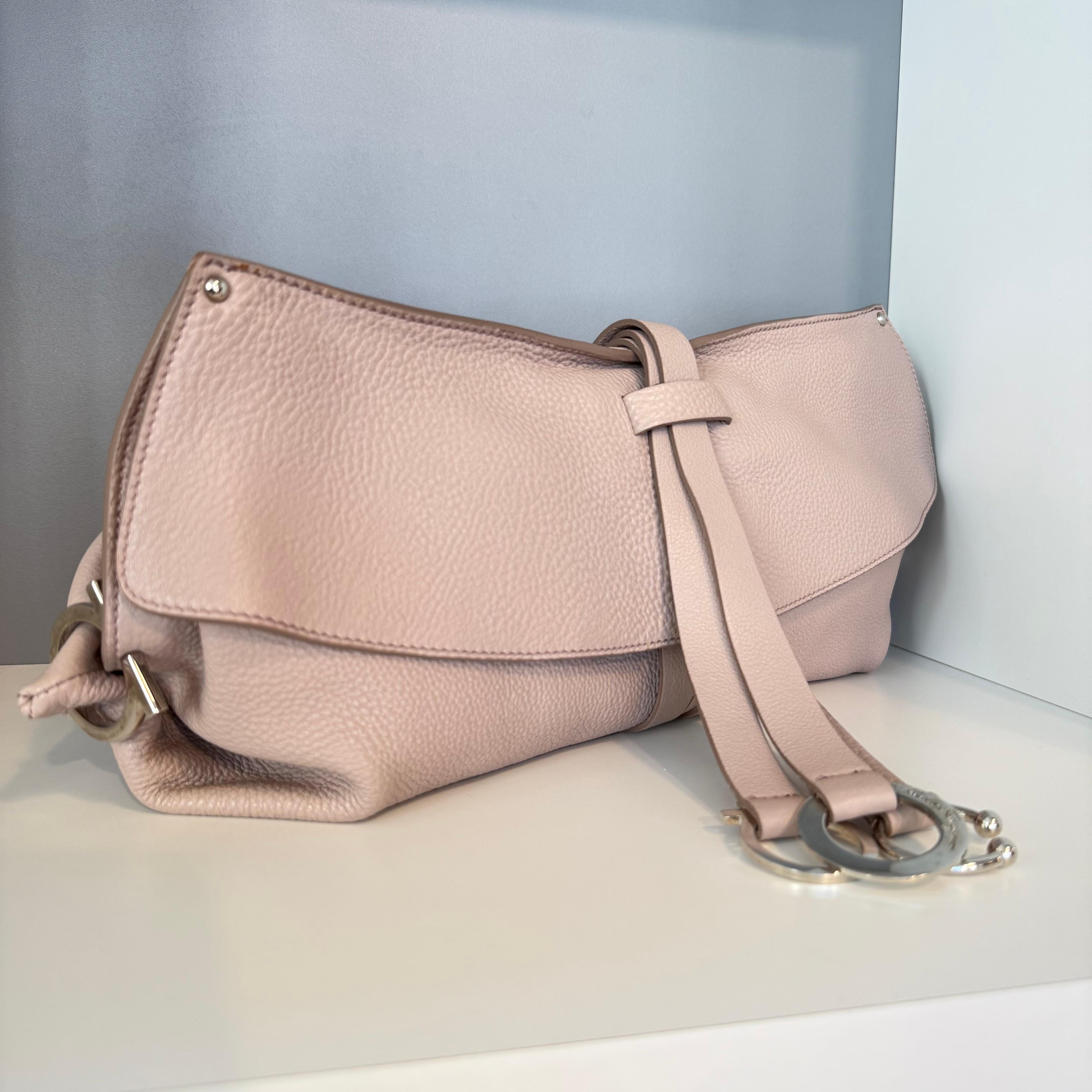 Elegante maxi pochette de Salvatore Ferragamo
Piel 
Color rosa antiguo
Colgantes de metal
Cierre de botón automático
Bolsillo interior con cremallera
Bolsillo adicional y soporte para el teléfono
Cm 42 x 20 (16,5 x 7,87 pulgadas)
Algunas señales en