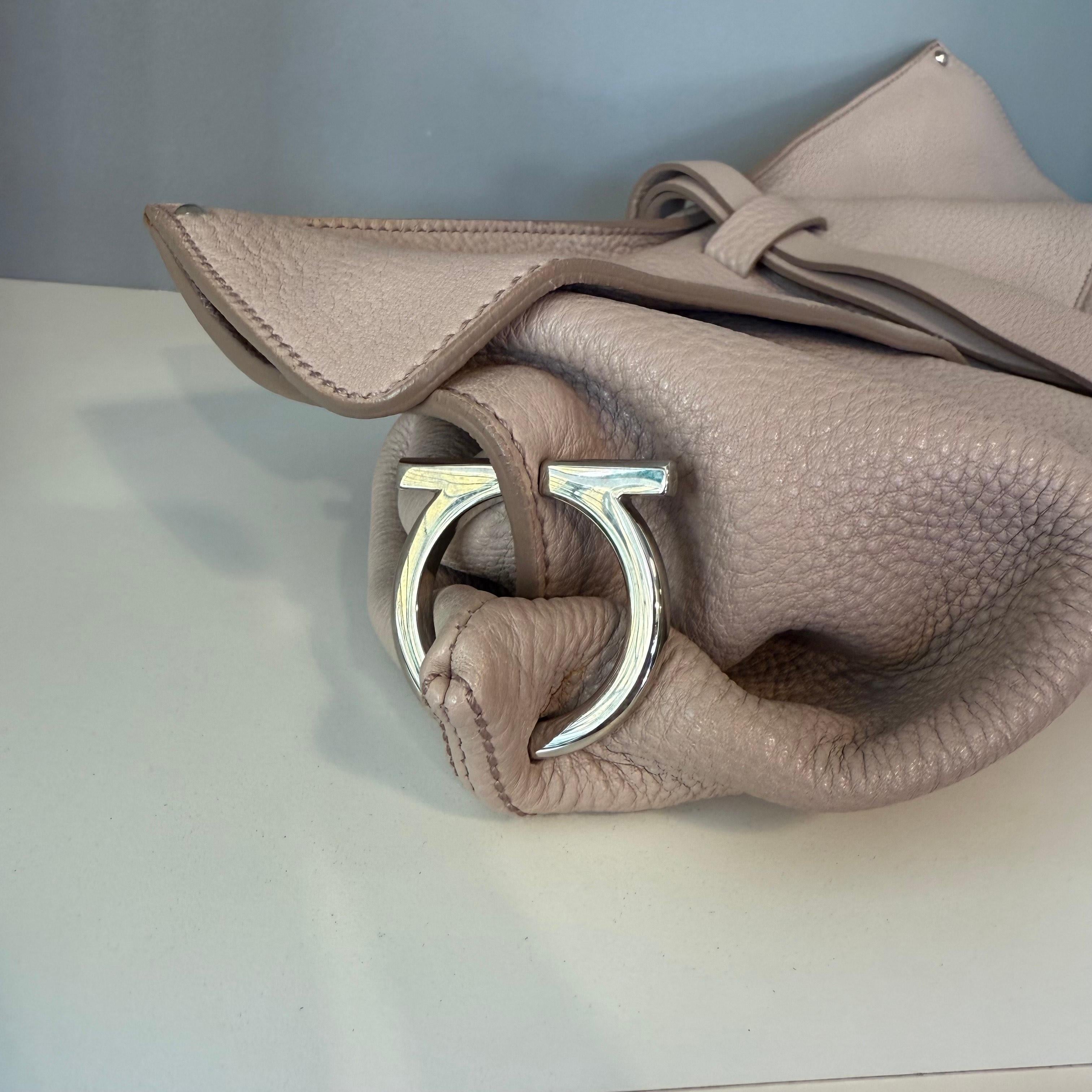 De las mujeres Maxi Pochette de Piel Rosa Antigua Salvatore Ferragamo en venta