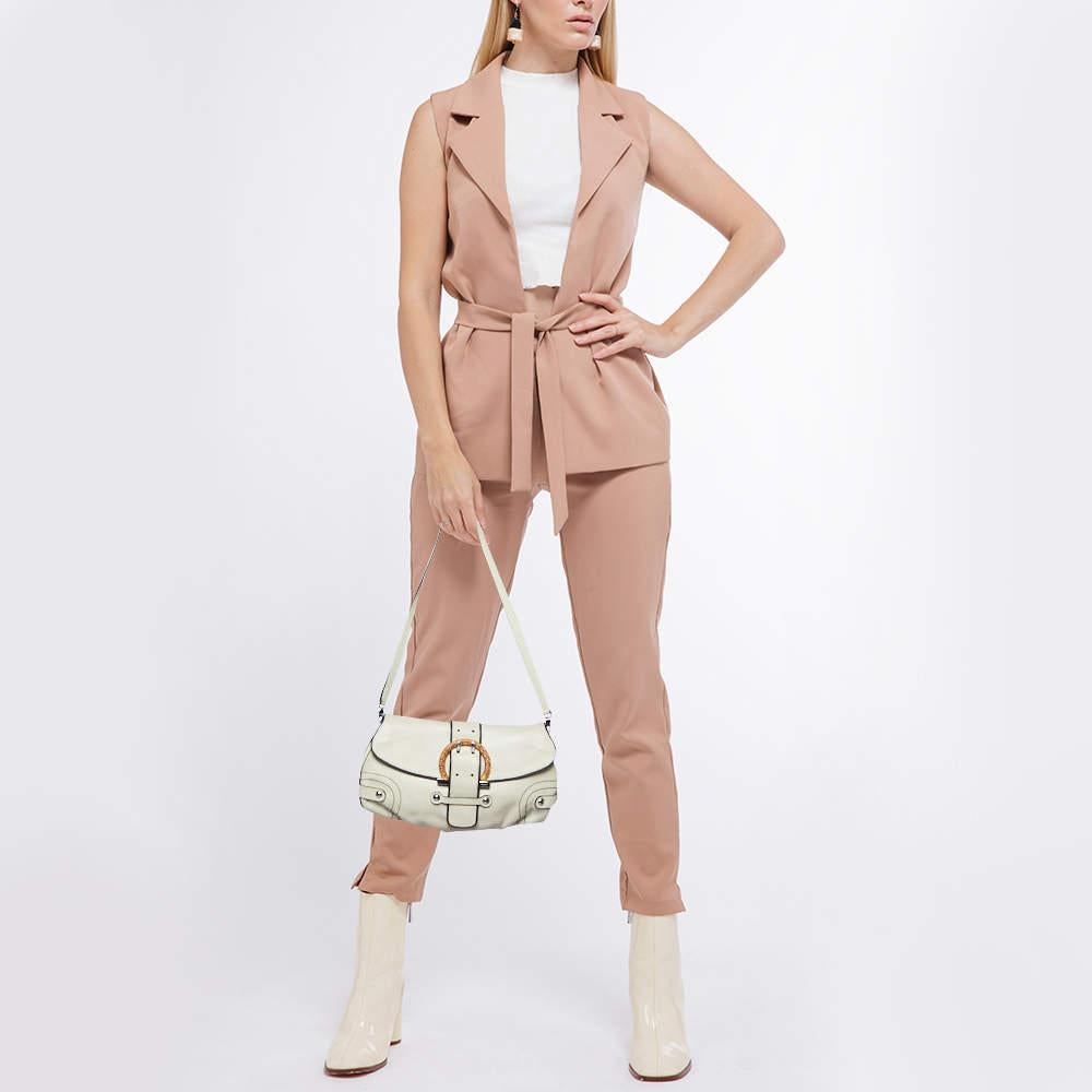 Thoughtful details, high quality, and everyday convenience mark this designer bag for women by Salvatore Ferragamo. The bag is sewn with skill to deliver a refined look and an impeccable finish.