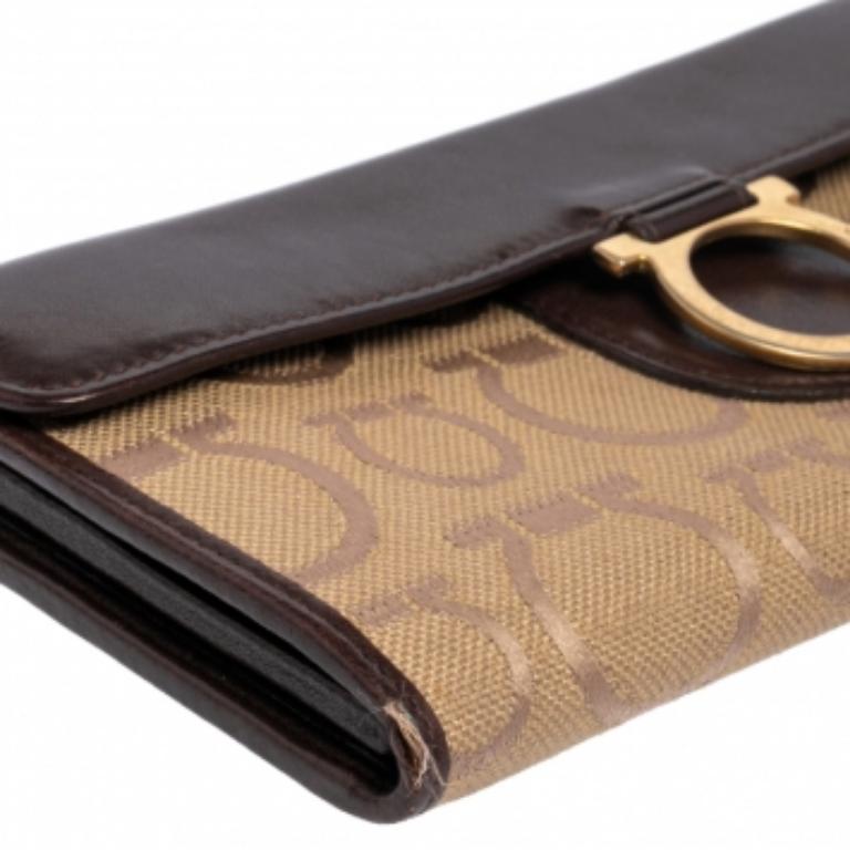 Portefeuille continental en toile et cuir Gancini beige/brun de Salvatore Ferragamo État moyen à Dubai, Al Qouz 2