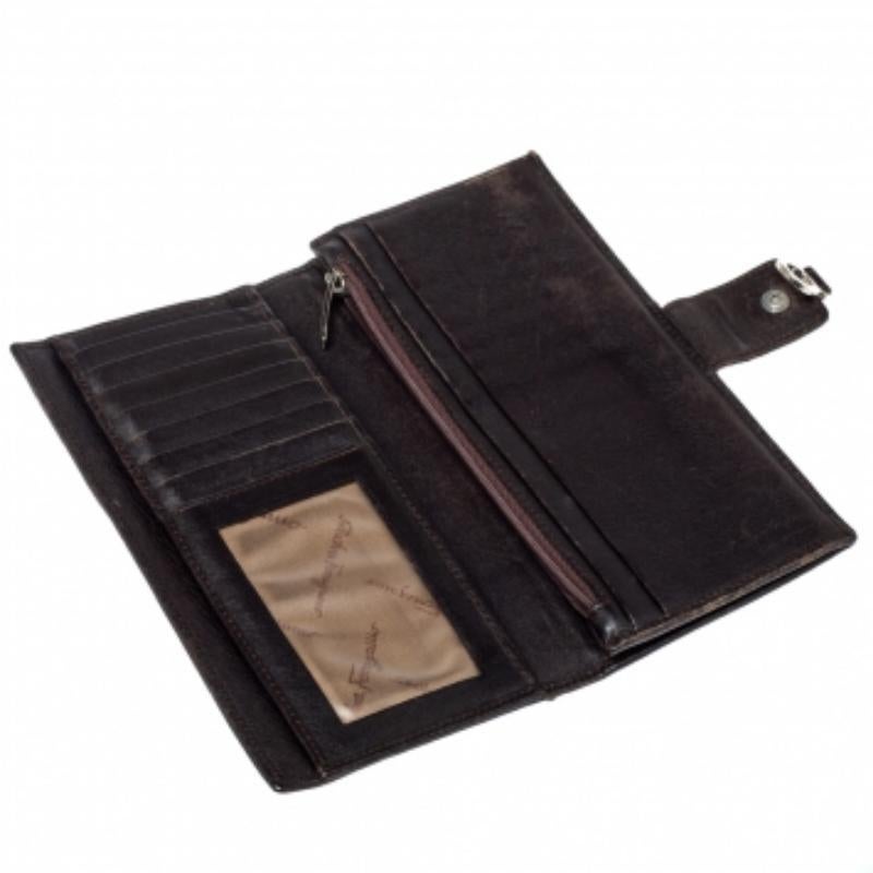 This stylish creation from Salvatore Ferragamo is undoubtedly a fashionista's choice! Crafted in high-quality Gancini canvas and leather, this wallet features a flap with the brand logo. It is complete with multiple slots and enough space to neatly
