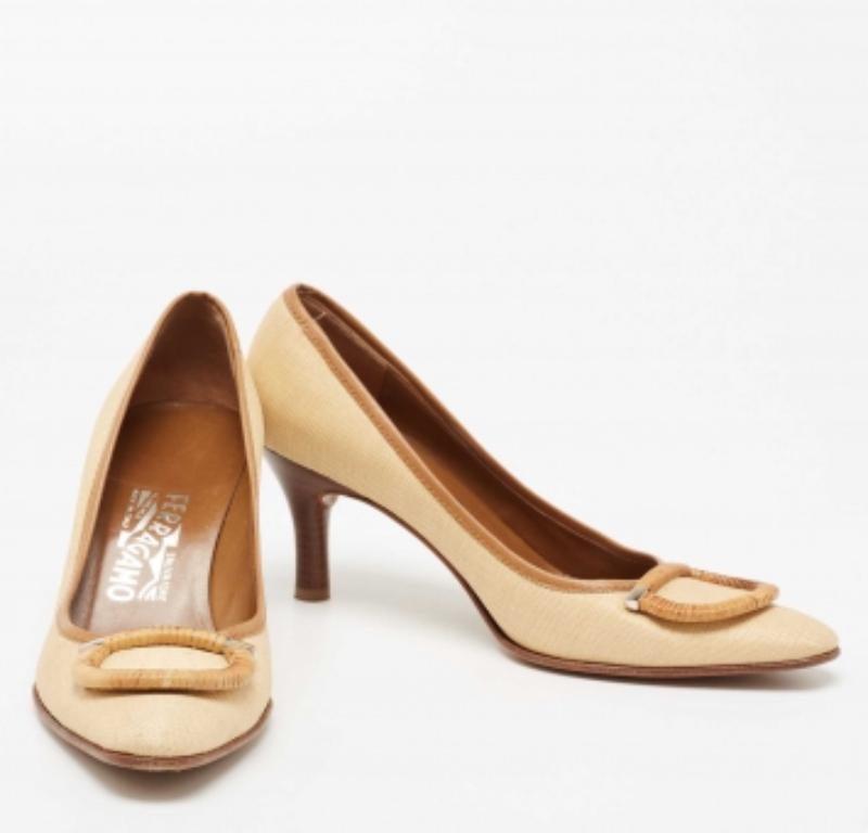 Salvatore Ferragamo Beige/Braun Gewebte Segeltuch und Leder Pumps Größe 37.5 im Zustand „Gut“ im Angebot in Dubai, Al Qouz 2