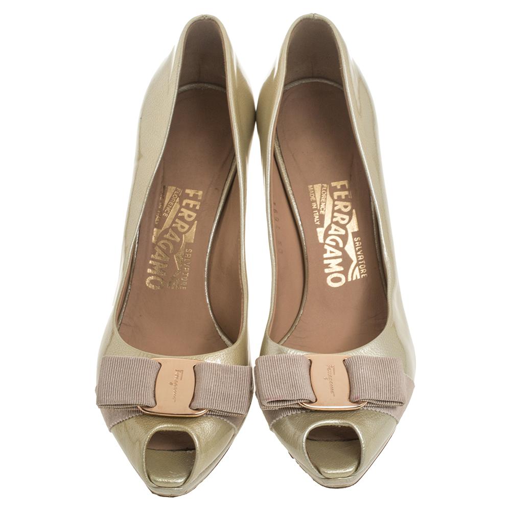 From the house of Salvatore Ferragamo, these platform pumps are tastefully designed. This classic pair in coated leather will match well with several of your outfits. The beige pumps feature the iconic grosgrain Vara bows, peep toes, 10 cm heels,