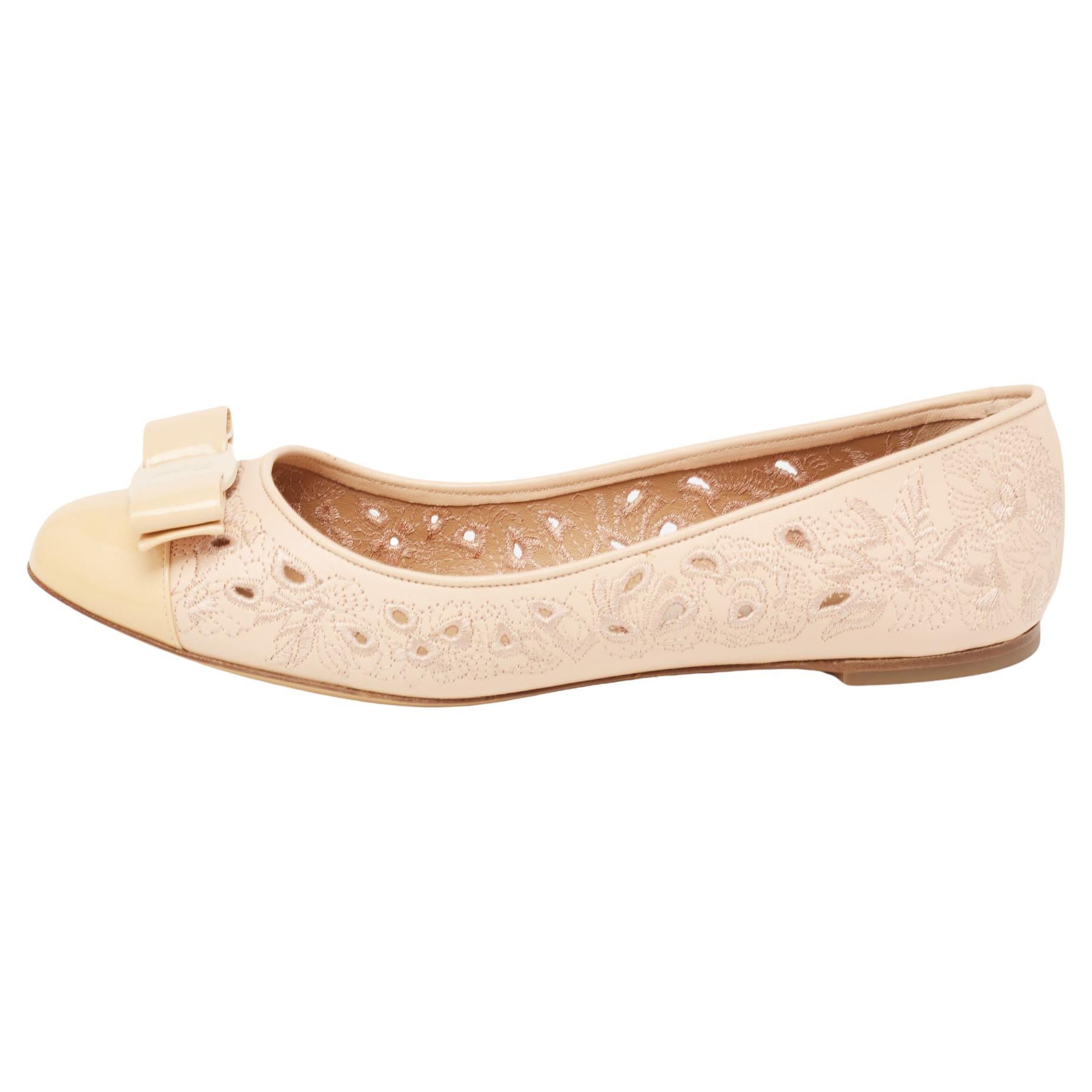 Salvatore Ferragamo Beige Embroidered Leather Varina Bow Ballet Flats Size  40.5 For Sale at 1stDibs