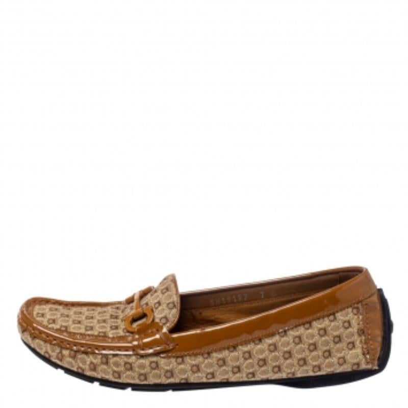 Salvatore Ferragamo Beige Gancini Canvas and Patent Leather Loafers Size 37.5 In Good Condition For Sale In Dubai, Al Qouz 2