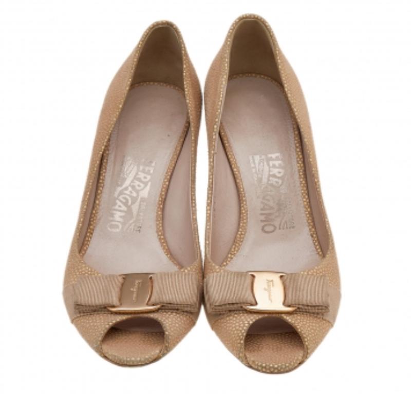 Brown Salvatore Ferragamo Beige/Gold Leather Pola Vara Bow Peep Toe Pumps Size 36.5 For Sale