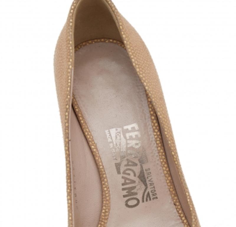 Salvatore Ferragamo Beige/Gold Leather Pola Vara Bow Peep Toe Pumps Size 36.5 In Fair Condition For Sale In Dubai, Al Qouz 2