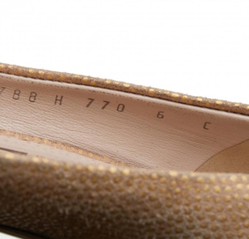 Salvatore Ferragamo Beige/Gold Leather Pola Vara Bow Peep Toe Pumps Size 36.5 For Sale 2