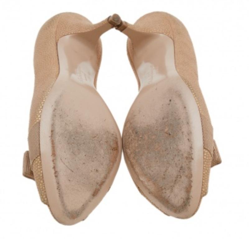 Salvatore Ferragamo Beige/Gold Leather Pola Vara Bow Peep Toe Pumps Size 36.5 For Sale 3
