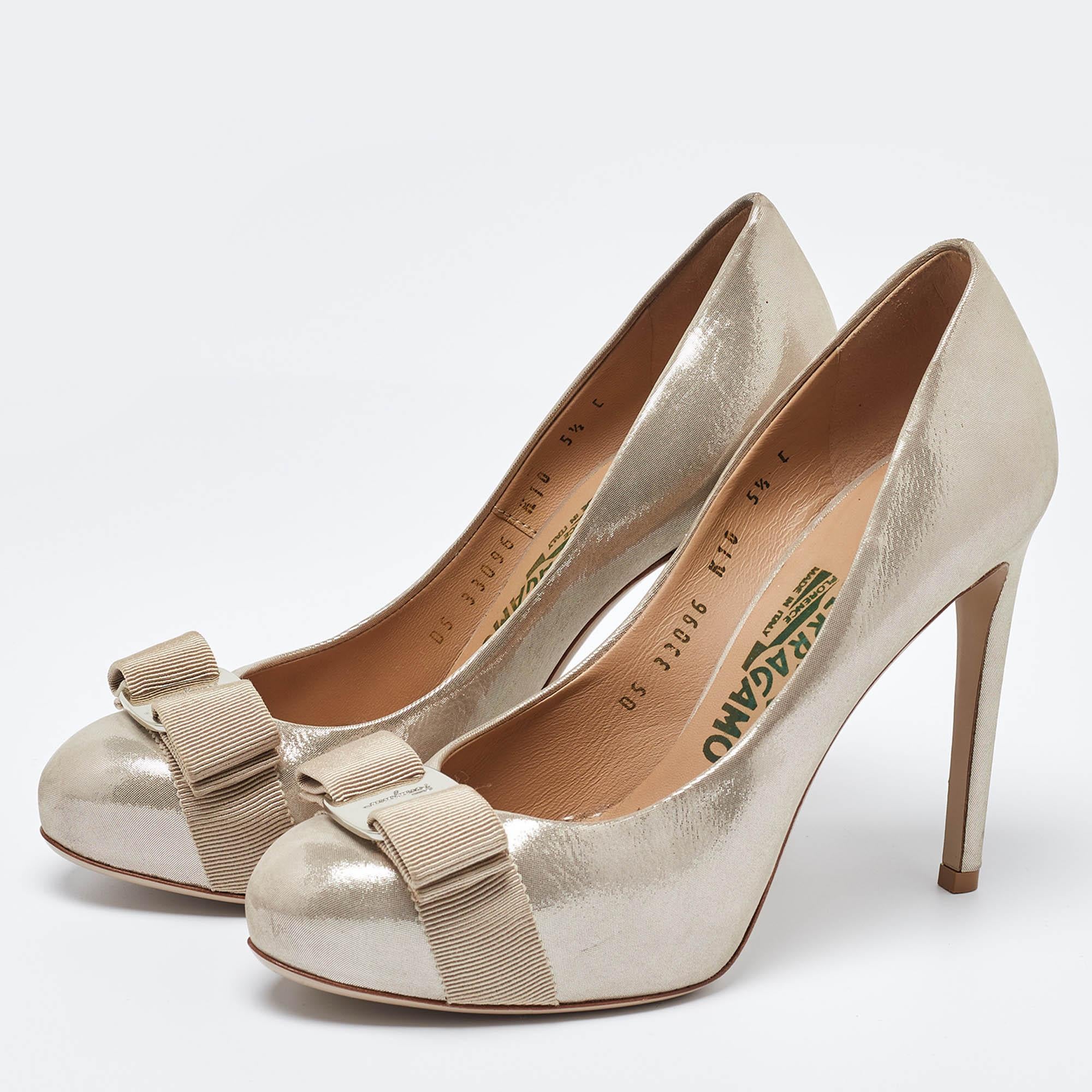 Faites preuve de chic avec ces escarpins de créateur. Ils présentent des talons robustes et des semelles durables, parfaits pour vos sorties à la mode.