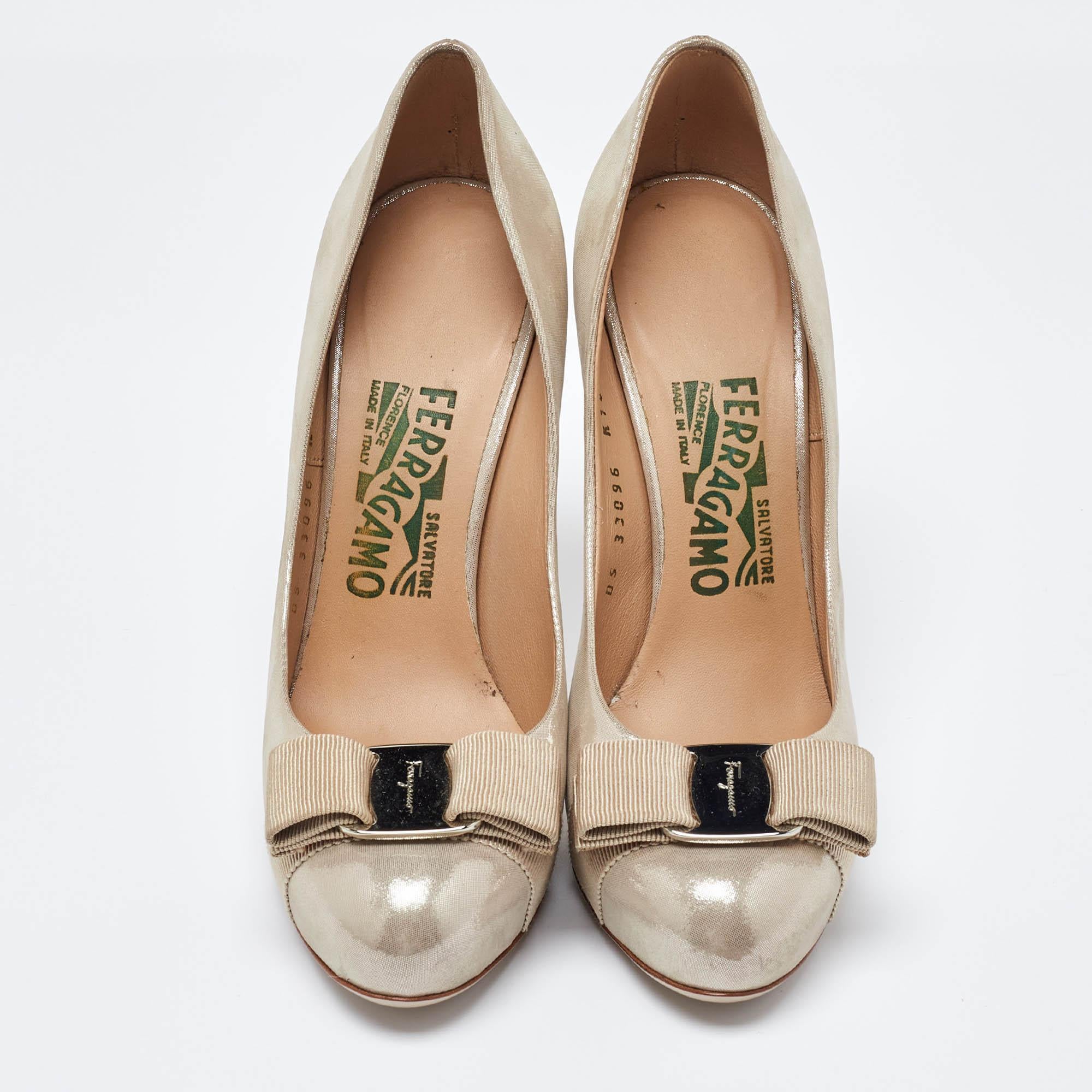 Beige Salvatore Ferragamo - Escarpins Vara à nœud en cuir irisé beige, taille 36 en vente