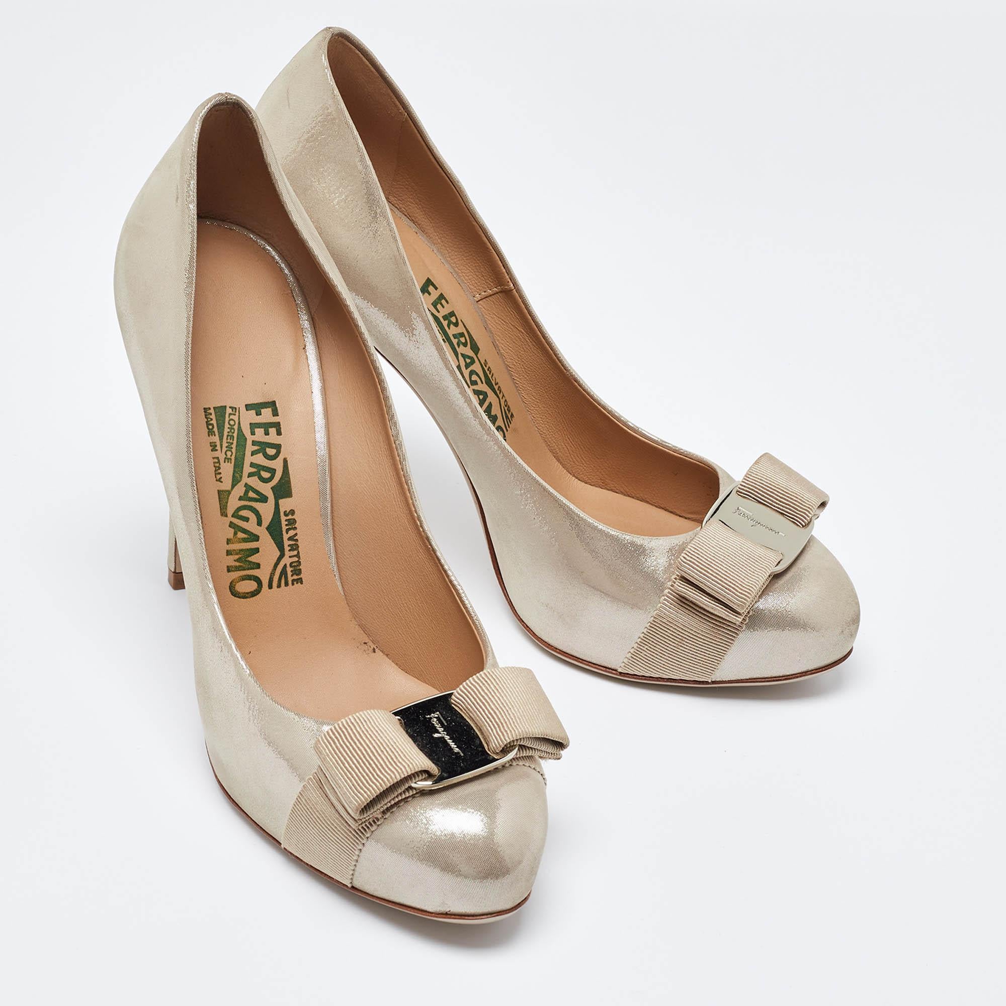 Salvatore Ferragamo - Escarpins Vara à nœud en cuir irisé beige, taille 36 Bon état - En vente à Dubai, Al Qouz 2