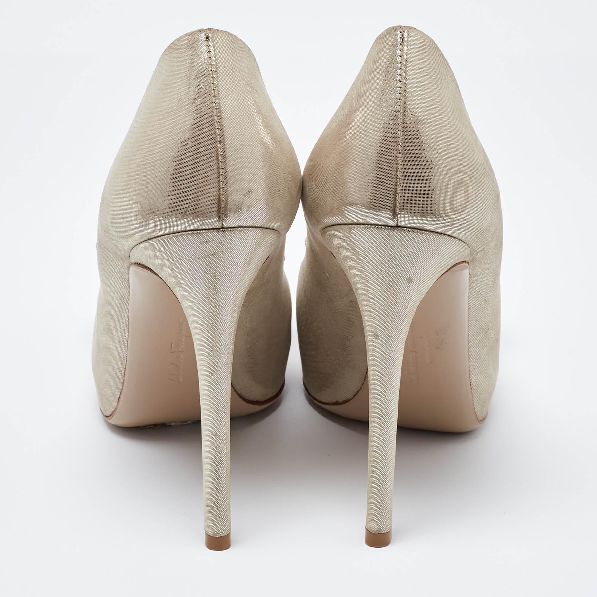 Salvatore Ferragamo - Escarpins Vara à nœud en cuir irisé beige, taille 36 Pour femmes en vente