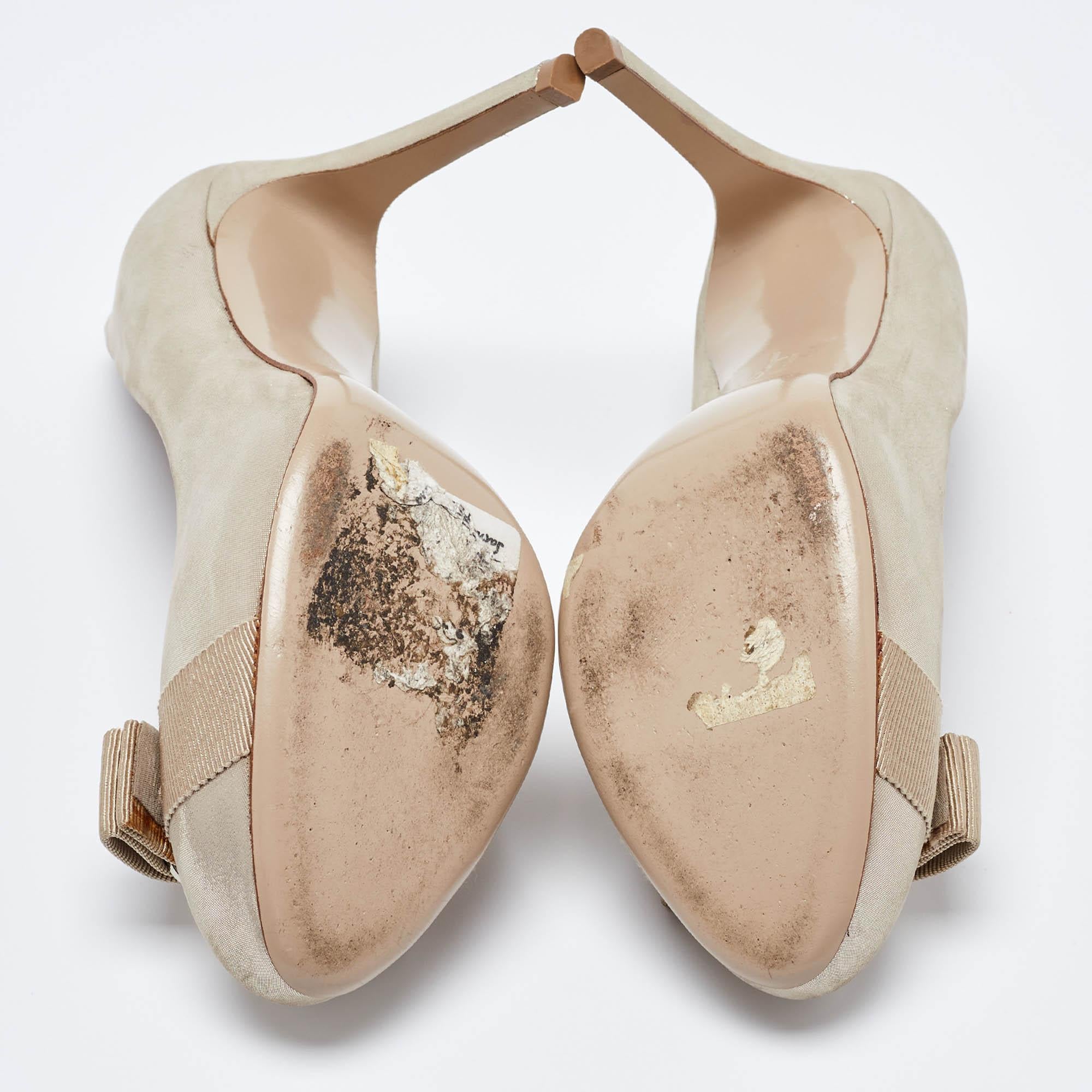 Salvatore Ferragamo - Escarpins Vara à nœud en cuir irisé beige, taille 36 en vente 1