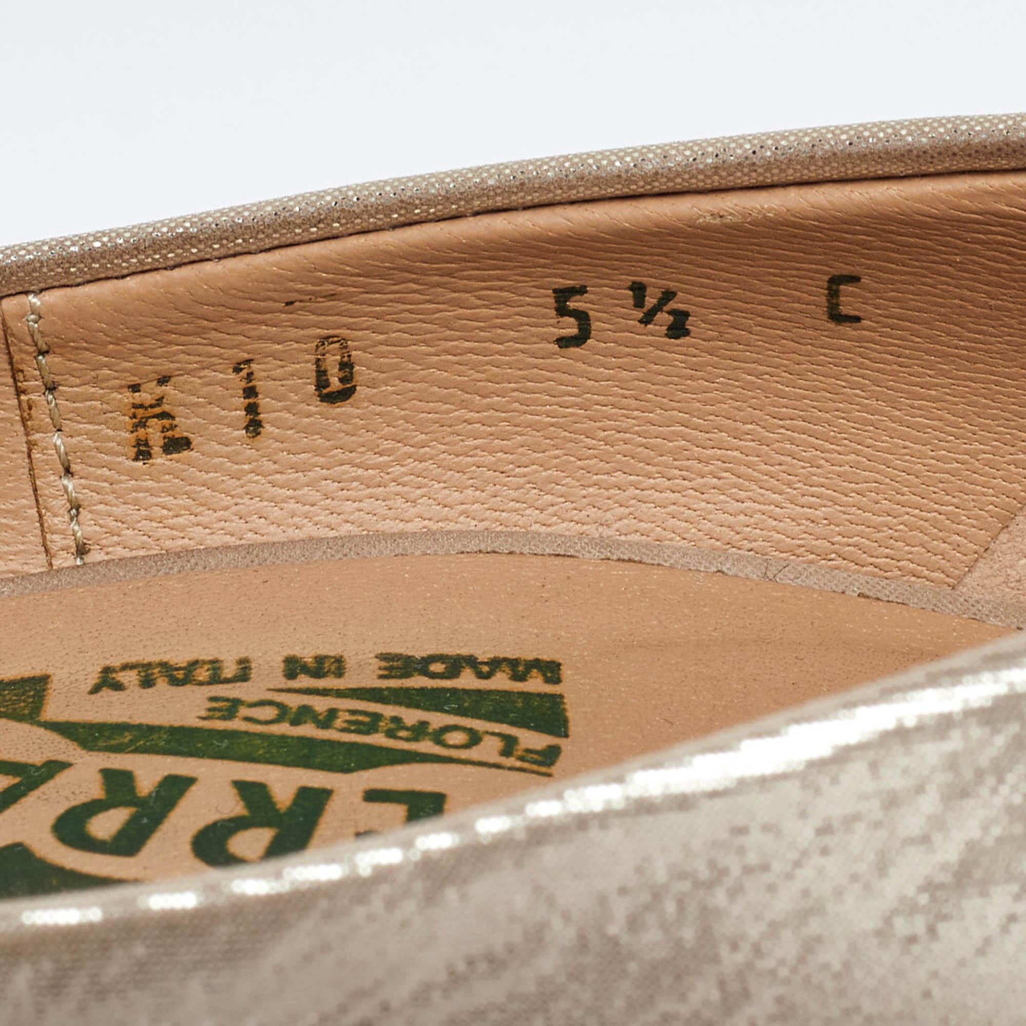 Salvatore Ferragamo - Escarpins Vara à nœud en cuir irisé beige, taille 36 en vente 3