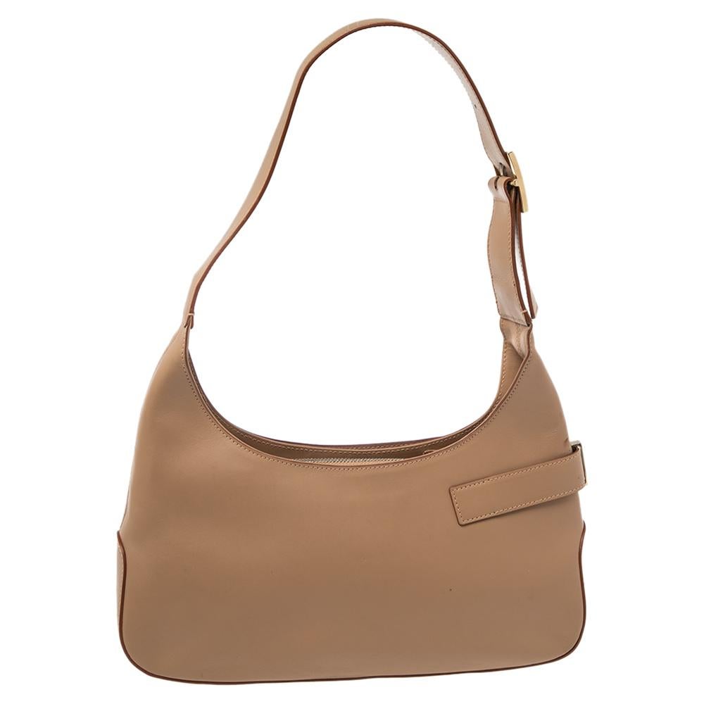 This beautifully stitched leather bag is by Salvatore Ferragamo. With a capacious leather and fabric-lined interior, it will house more than your essentials. Boasting a flat leather handle and a seamless finish, this bag offers style and utmost