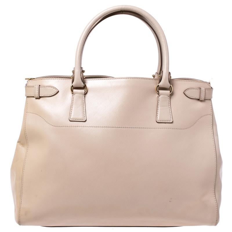 This delicate bag is a flawless example of Salvatore Ferragamo's superior designing. This superb leather bag is elegantly created for the trendy you. Lined with durable nylon, this bag will easily last you season after season. Be in style with this