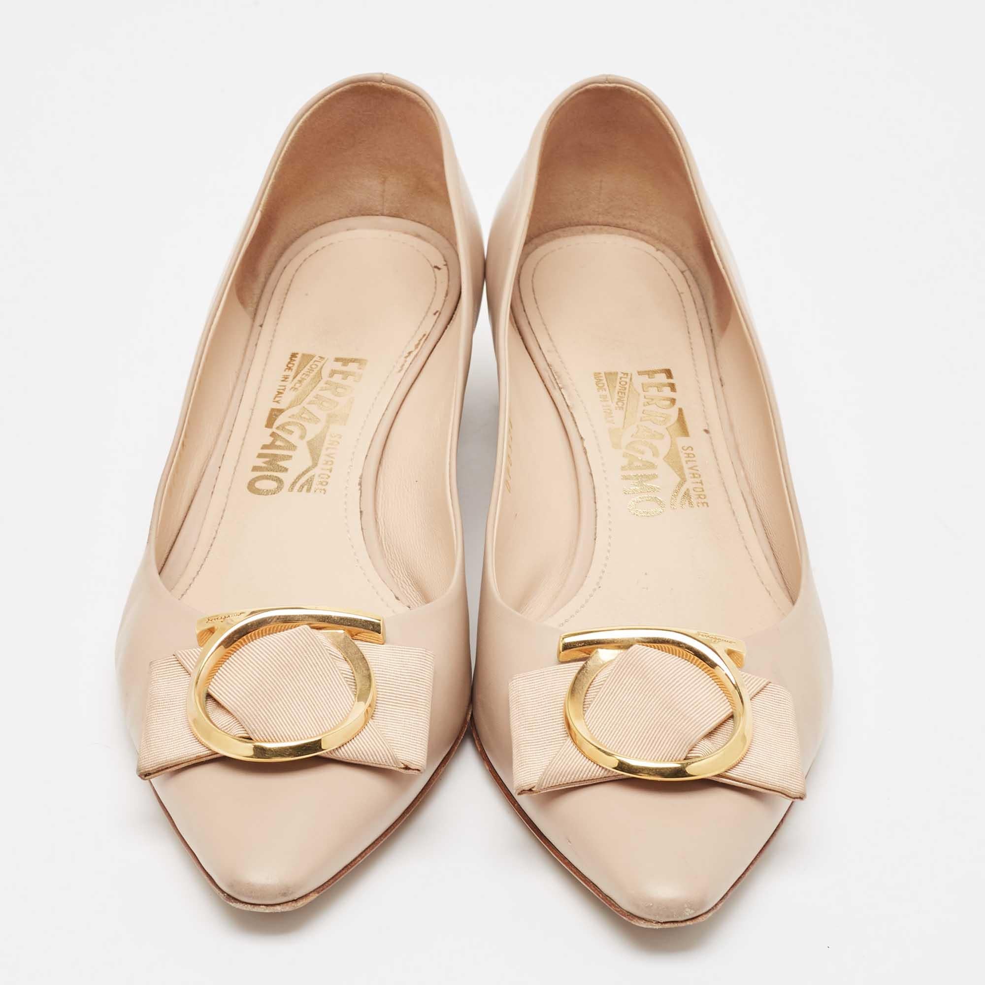 Salvatore Ferragamo Beige Leather Bow Pointed Toe Pumps Size 40 In Fair Condition In Dubai, Al Qouz 2
