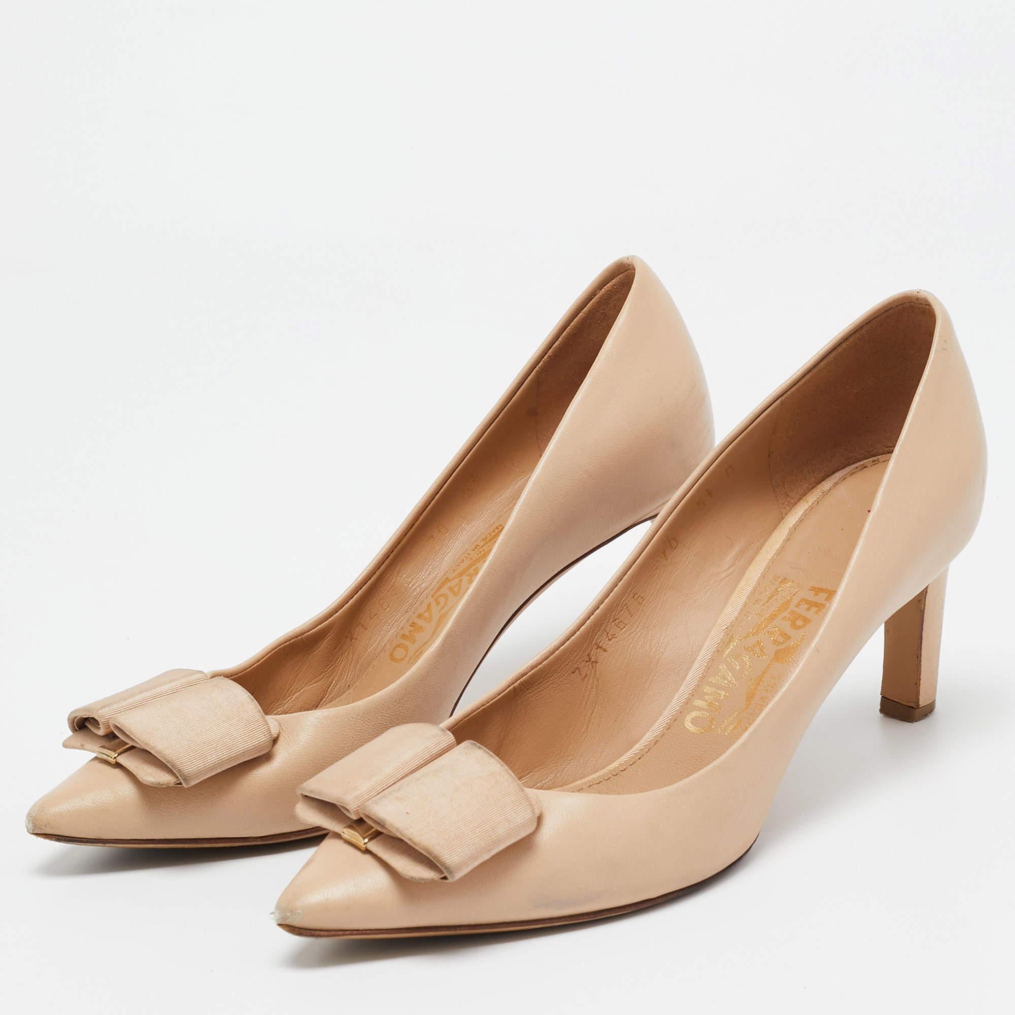Fate una dichiarazione di stile chic con queste décolleté di design. Presentano tacchi robusti e suole resistenti, perfetti per le tue uscite alla moda.