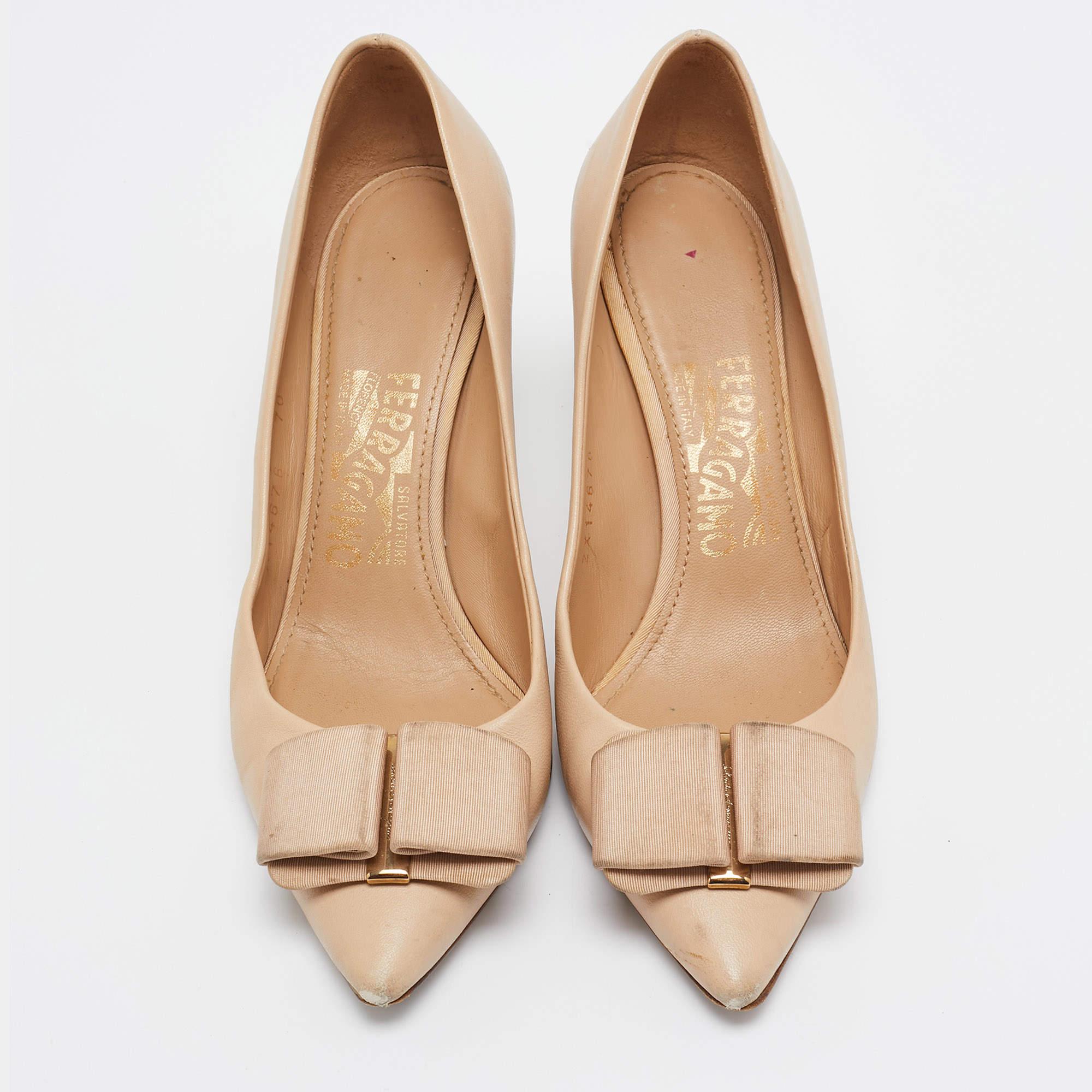 Beige Salvatore Ferragamo Pumps con fiocco in pelle beige taglia 36 in vendita