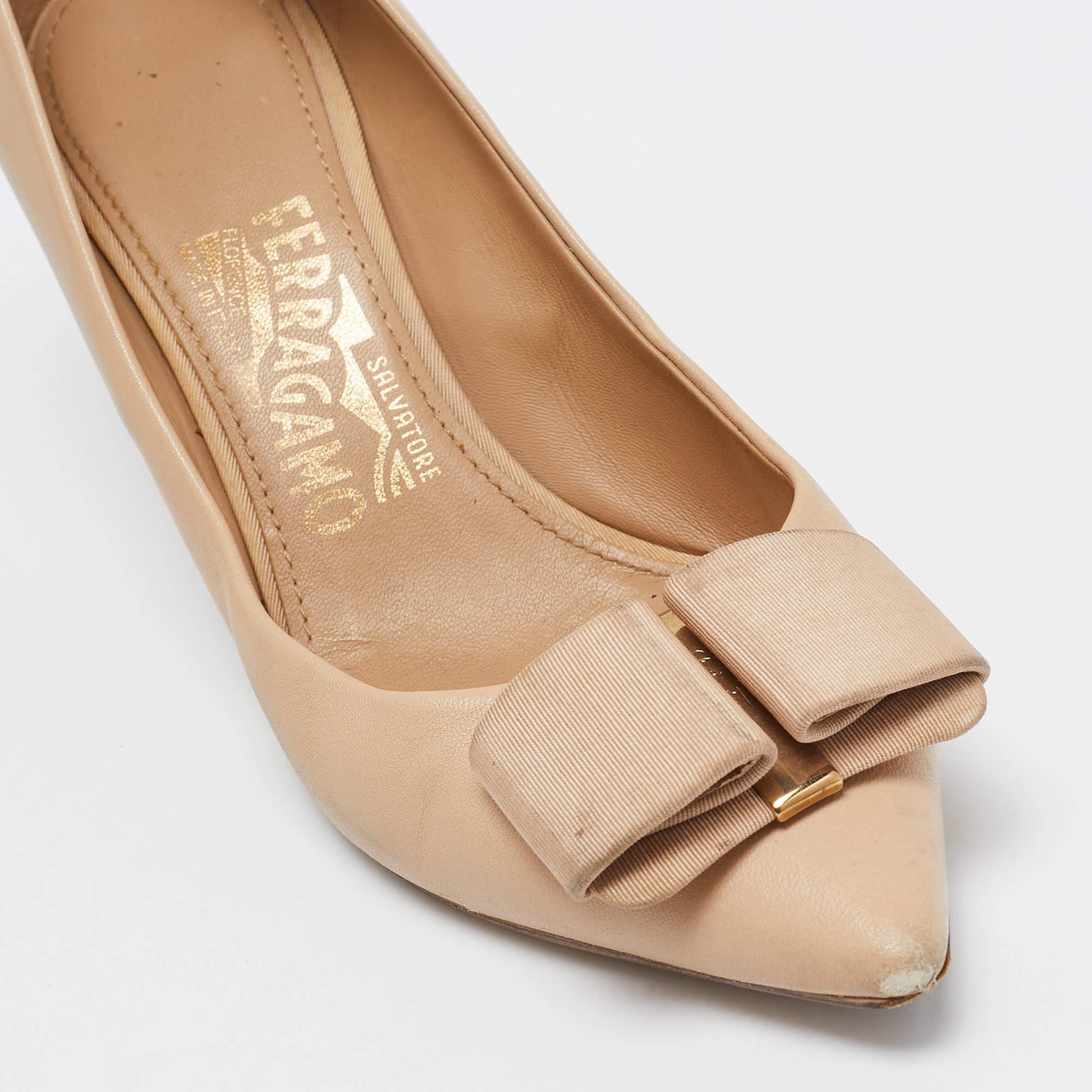 Salvatore Ferragamo Pumps con fiocco in pelle beige taglia 36 in vendita 2