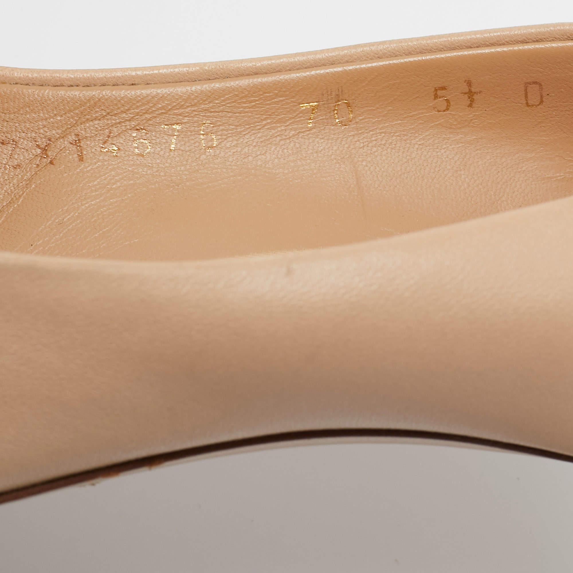 Salvatore Ferragamo Pumps con fiocco in pelle beige taglia 36 in vendita 3