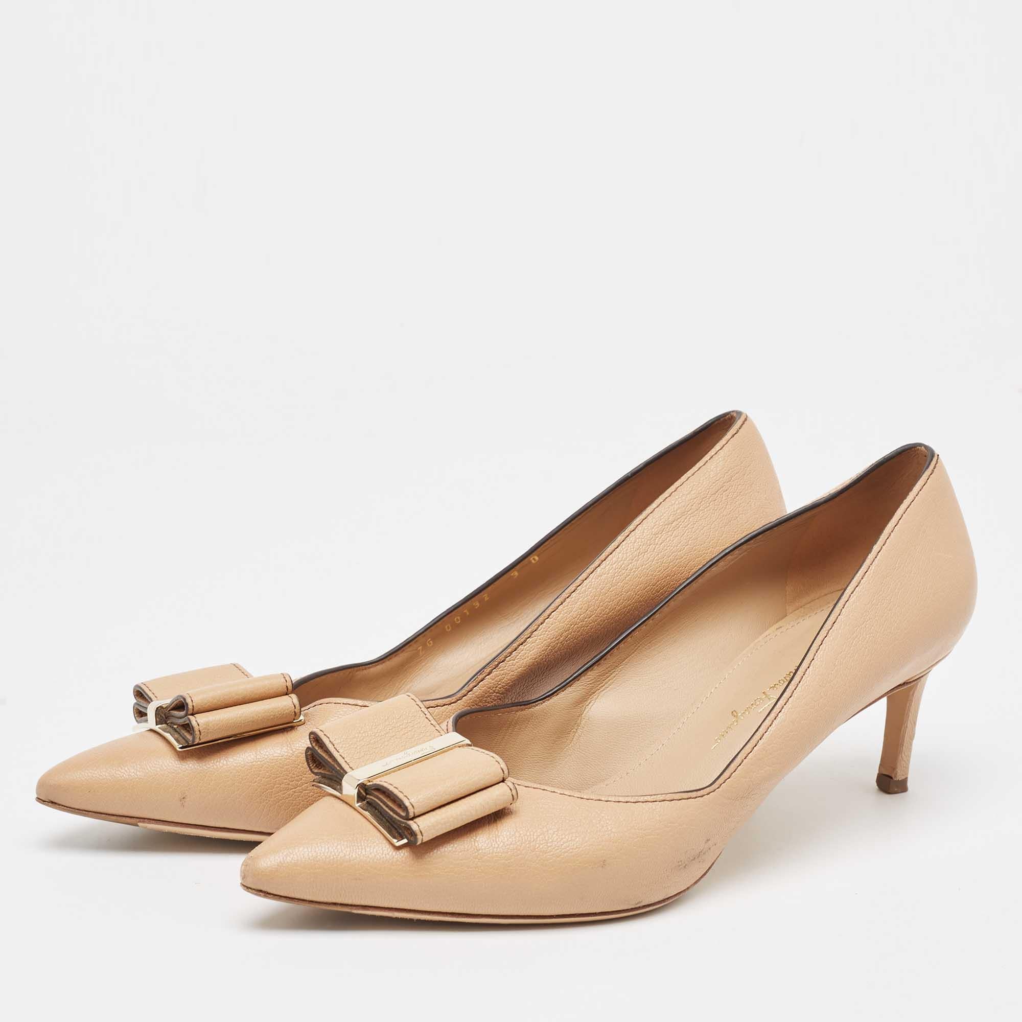 Curvaceous arches a feminine appeal and a well built structure define this set of designer pumps. Coming with comfortable insoles and sleek heels style them with your favorite outfits.
