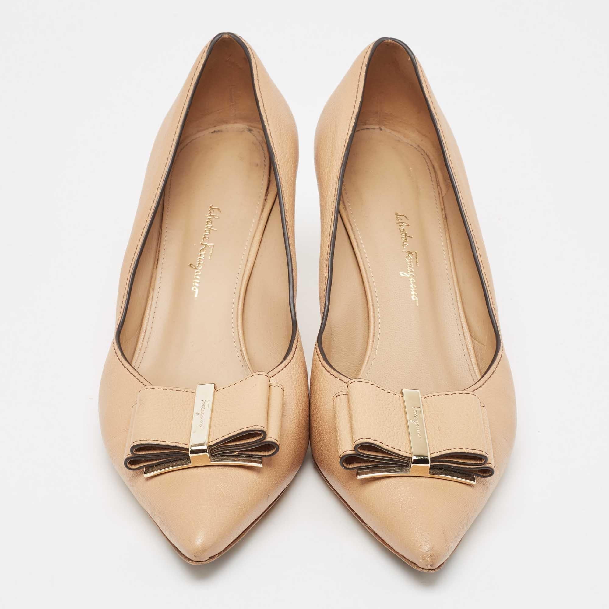 Salvatore Ferragamo Beige Leather Double Bow Pumps Size 39.5 In Good Condition For Sale In Dubai, Al Qouz 2