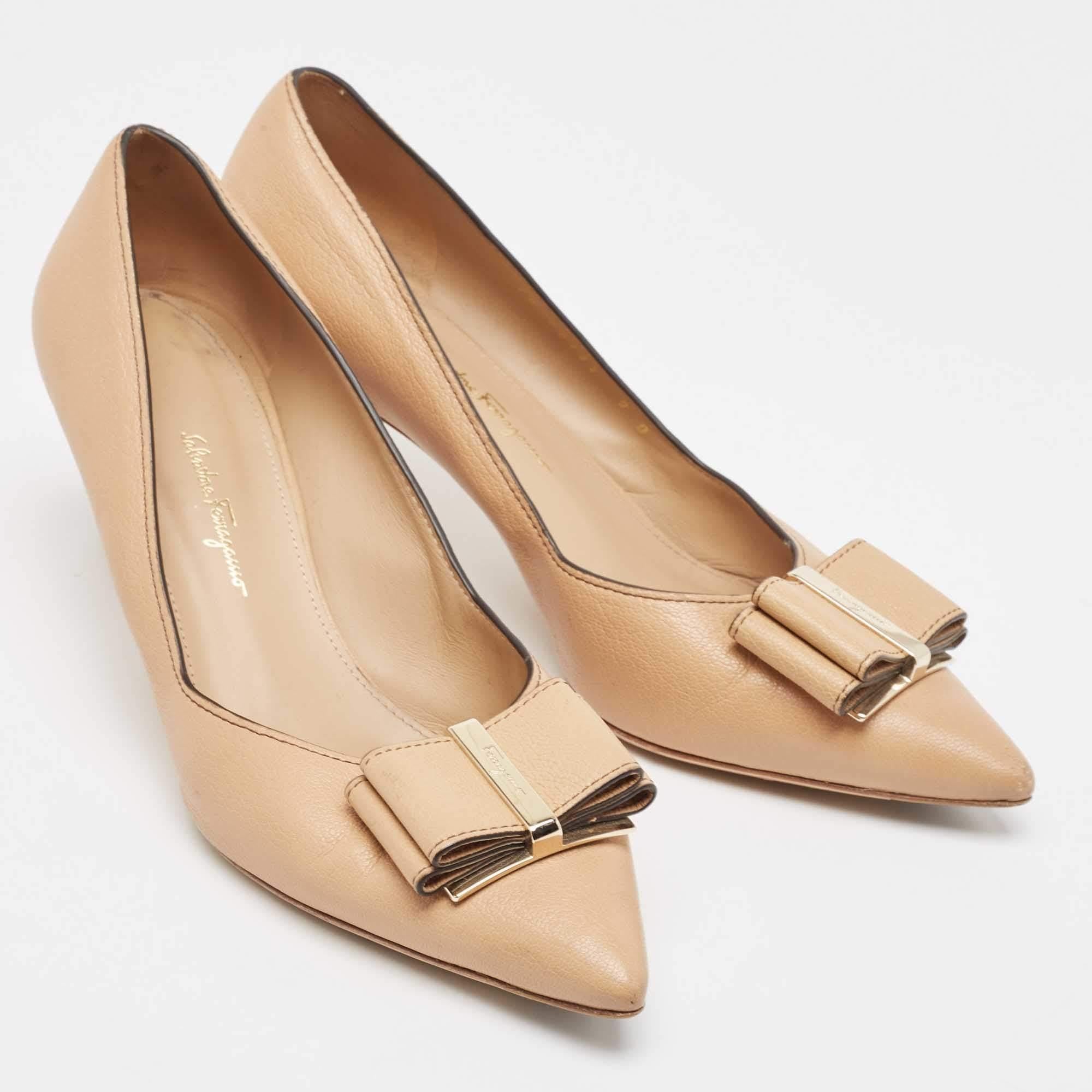 Women's Salvatore Ferragamo Beige Leather Double Bow Pumps Size 39.5 For Sale