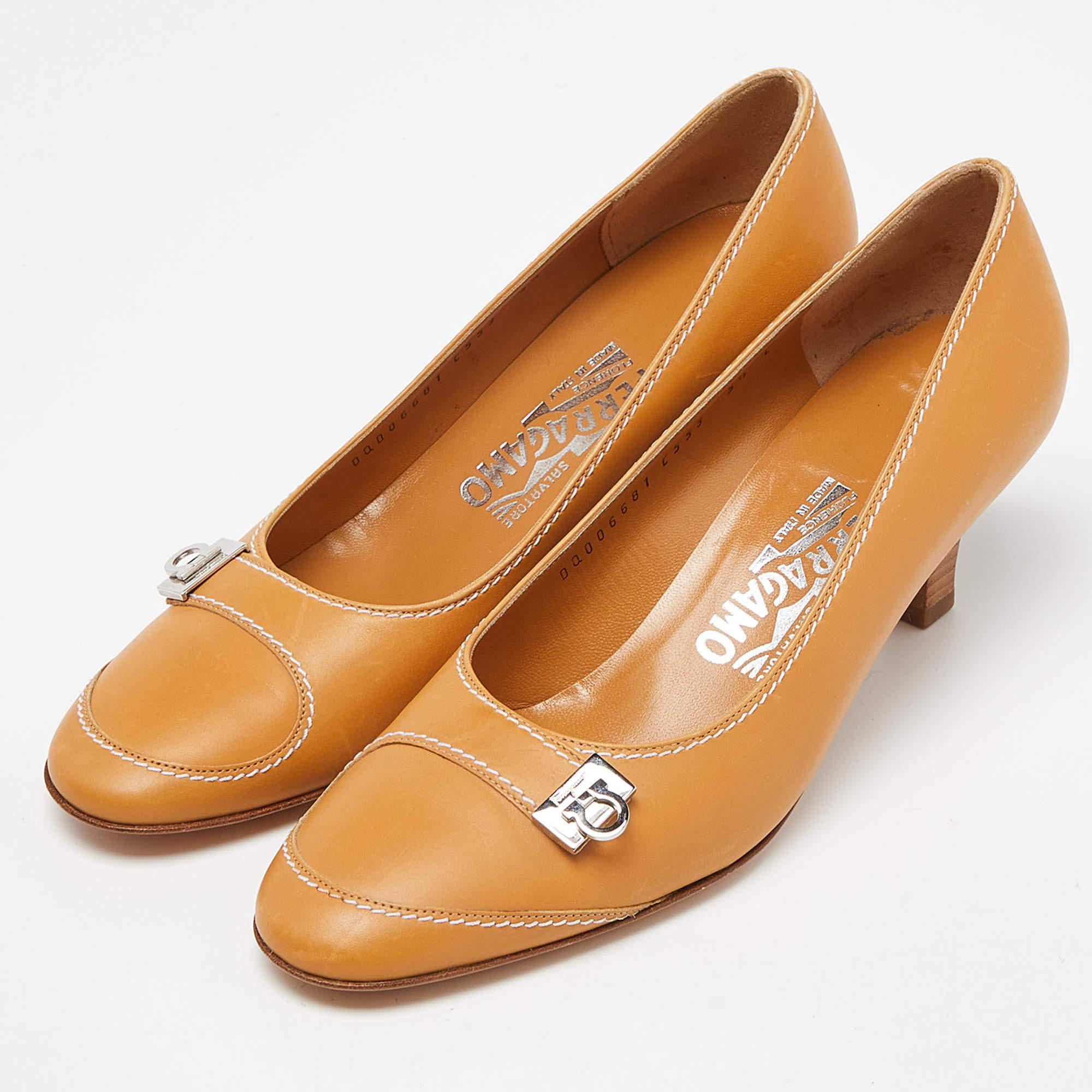 Zeigen Sie einen eleganten Stil mit diesem Paar Pumps. Diese eleganten Schuhe sind aus hochwertigen Materialien gefertigt. Sie sind auf robusten Sohlen und schlanken Absätzen aufgebaut.