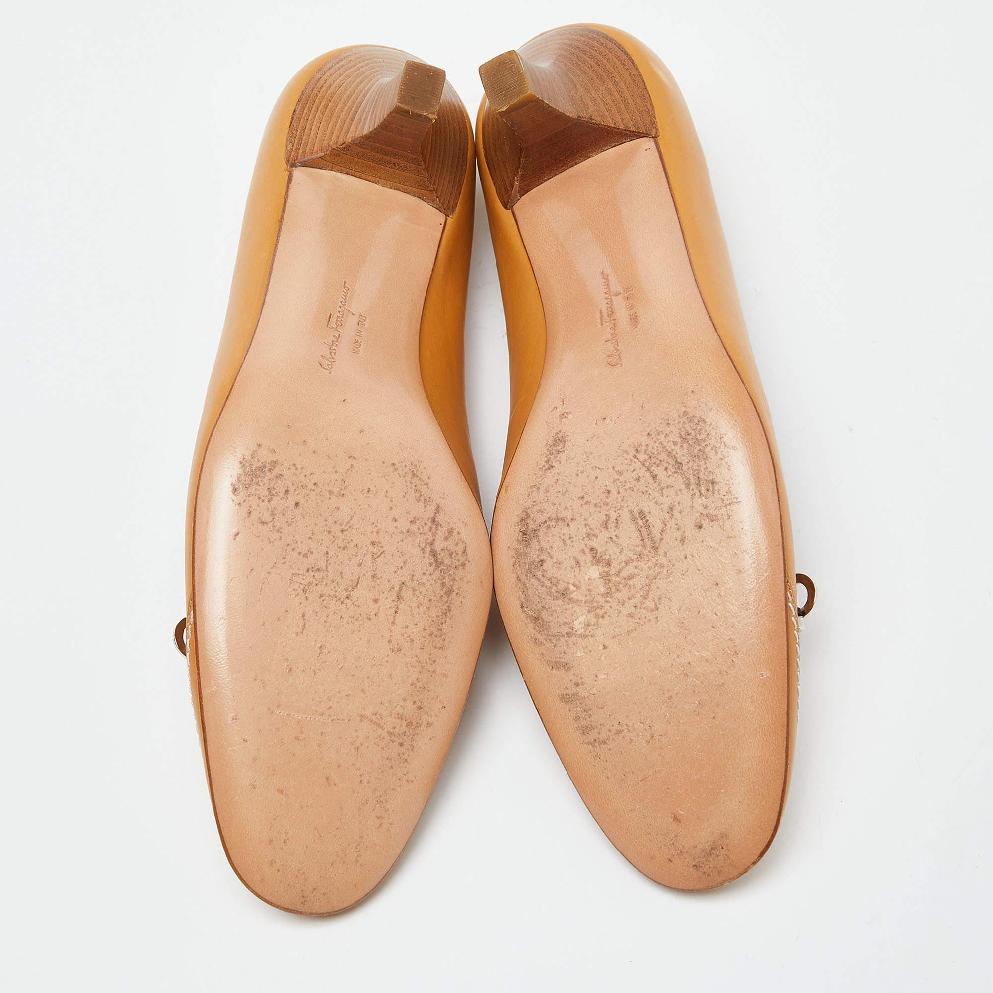 Salvatore Ferragamo Beige Leder Fresia Pumps Größe 36 im Angebot 1