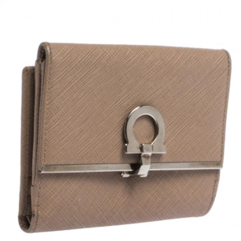 Salvatore Ferragamo sorgt mit diesem Portemonnaie dafür, dass Sie in Sachen Accessoires immer ganz vorne mit dabei sind. Das robuste Lederdesign dieser Brieftasche verleiht ihr einen raffinierten Charme, und das Gancini-Clip-Detail auf der