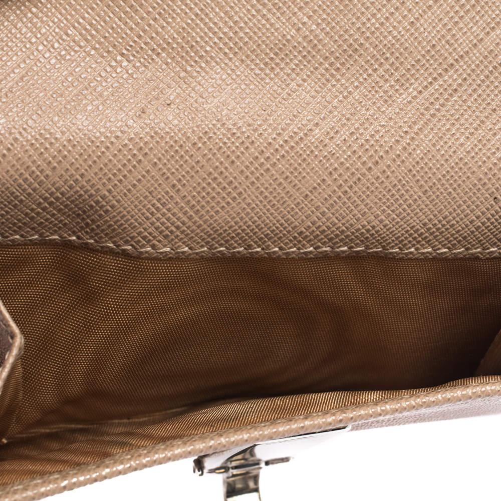 Salvatore Ferragamo Beige Leather Gancini Clip Compact Wallet In Good Condition In Dubai, Al Qouz 2