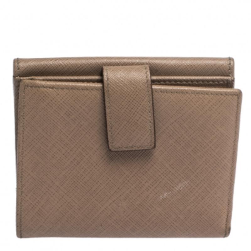 Salvatore Ferragamo Beige Leder Gancini Clip kompakte Brieftasche im Zustand „Relativ gut“ im Angebot in Dubai, Al Qouz 2