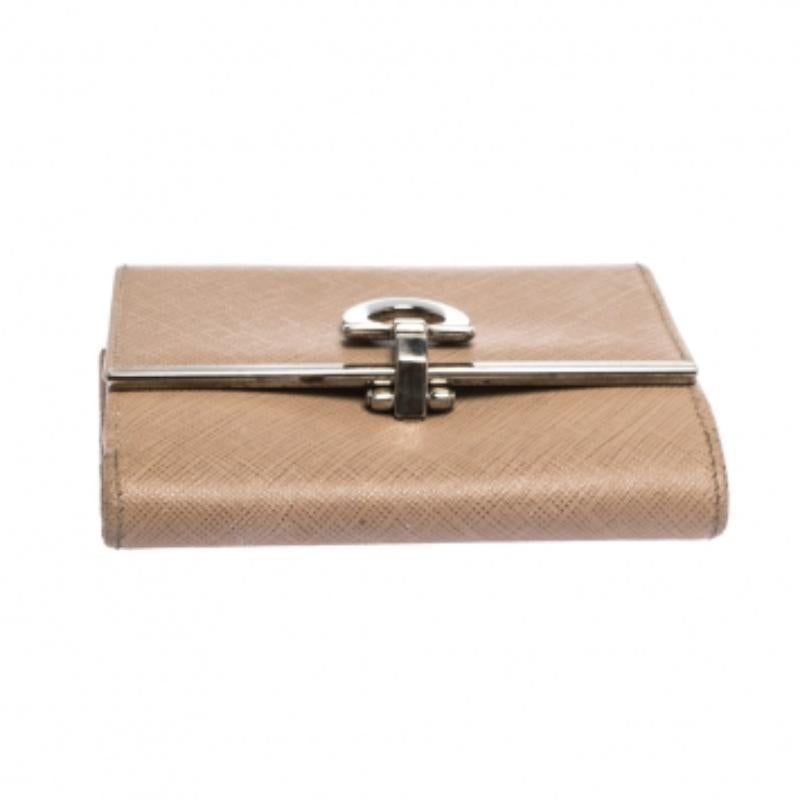 Salvatore Ferragamo Beige Leder Gancini Clip kompakte Brieftasche Damen im Angebot