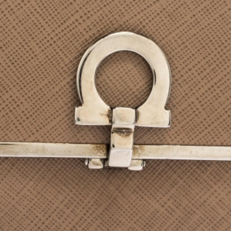 Salvatore Ferragamo Beige Leder Gancini Clip kompakte Brieftasche im Angebot 2