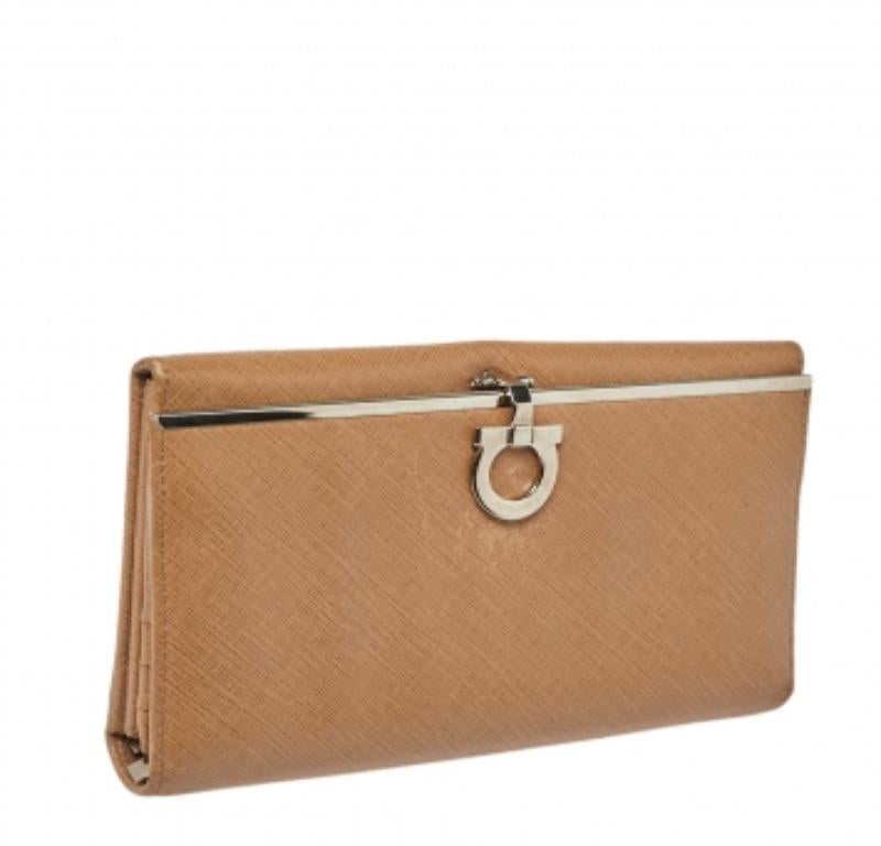 Salvatore Ferragamo Beige Leather Gancini Icona Continental Wallet In Fair Condition For Sale In Dubai, Al Qouz 2