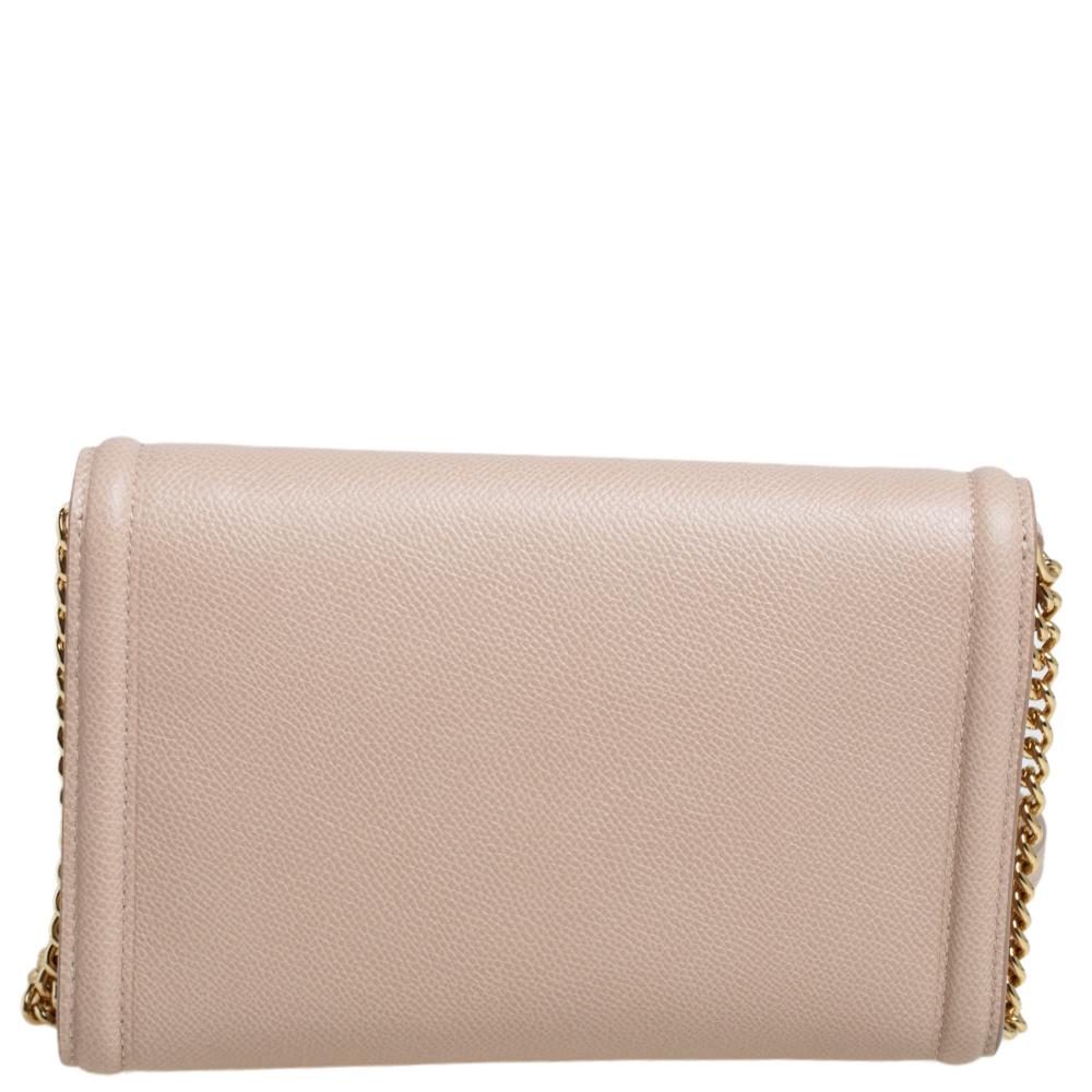 Crafted to perfection from leather, this beige crossbody bag from Salvatore Ferragamo will help you make a statement effortlessly! Detailed with the signature Vara bow on the front, it carries a chain and leather shoulder sling and is equipped with