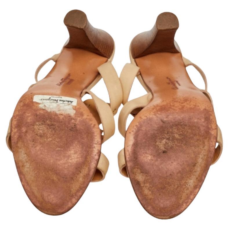 Ces sandales classiques de Salvatore Ferragamo sont un incontournable de la garde-robe féminine. Ces sandales en cuir sont un article de mode haut de gamme qu'il vous faut posséder dès maintenant. Ces sandales sont doublées d'un cuir de qualité