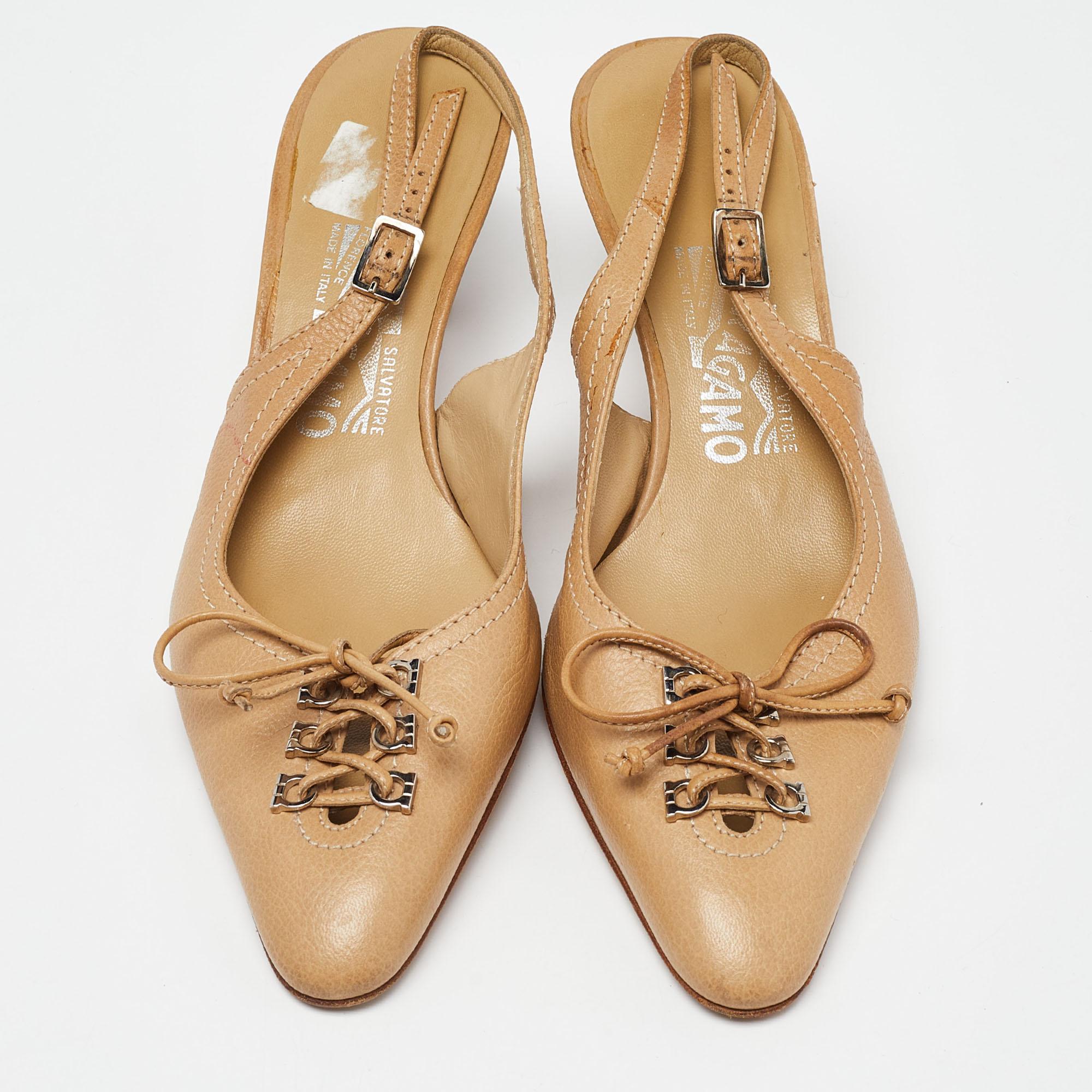 Beige Salvatore Ferragamo Pumps in pelle beige misura 36,5 in vendita