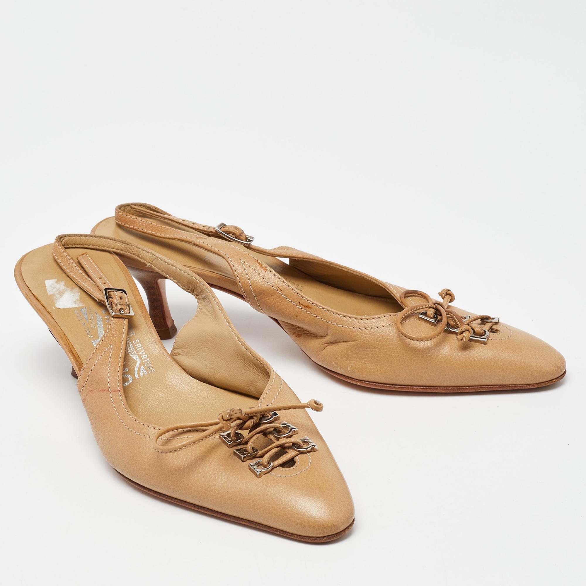 Salvatore Ferragamo Pumps in pelle beige misura 36,5 In condizioni buone in vendita a Dubai, Al Qouz 2