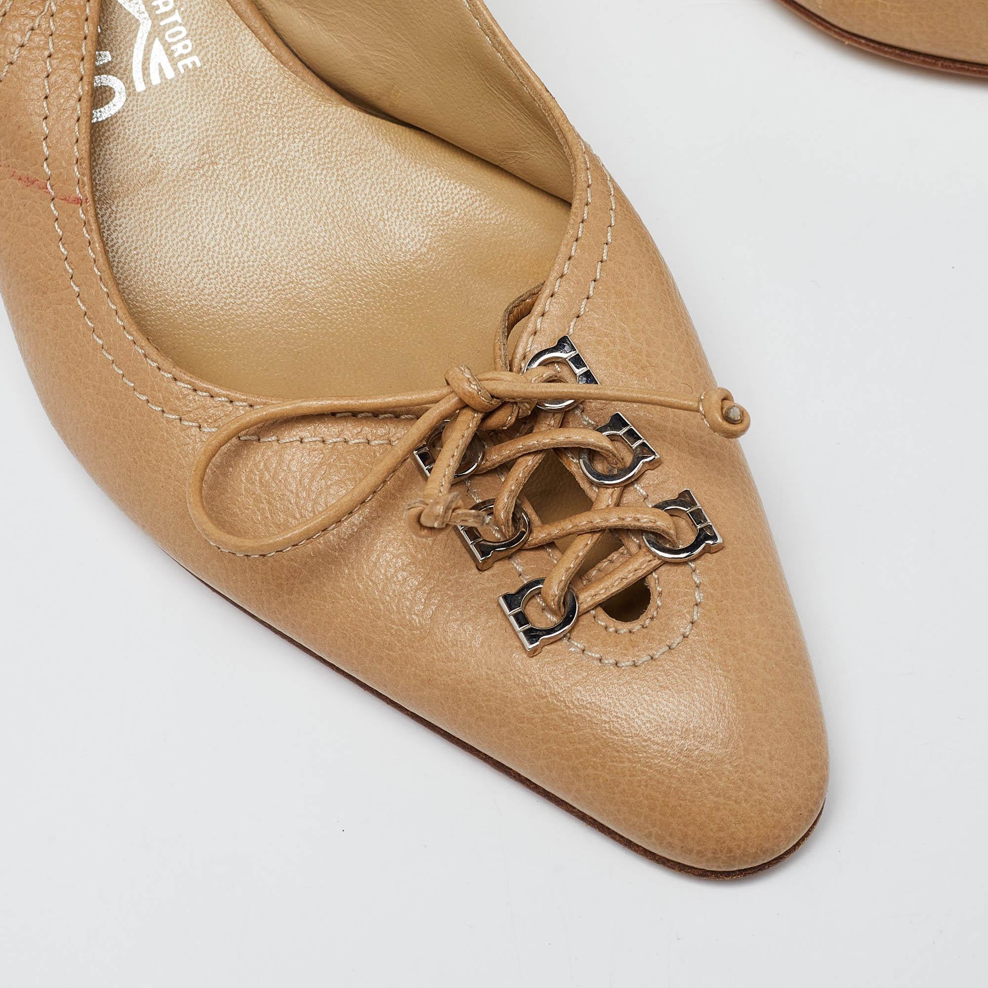 Salvatore Ferragamo Pumps in pelle beige misura 36,5 in vendita 2